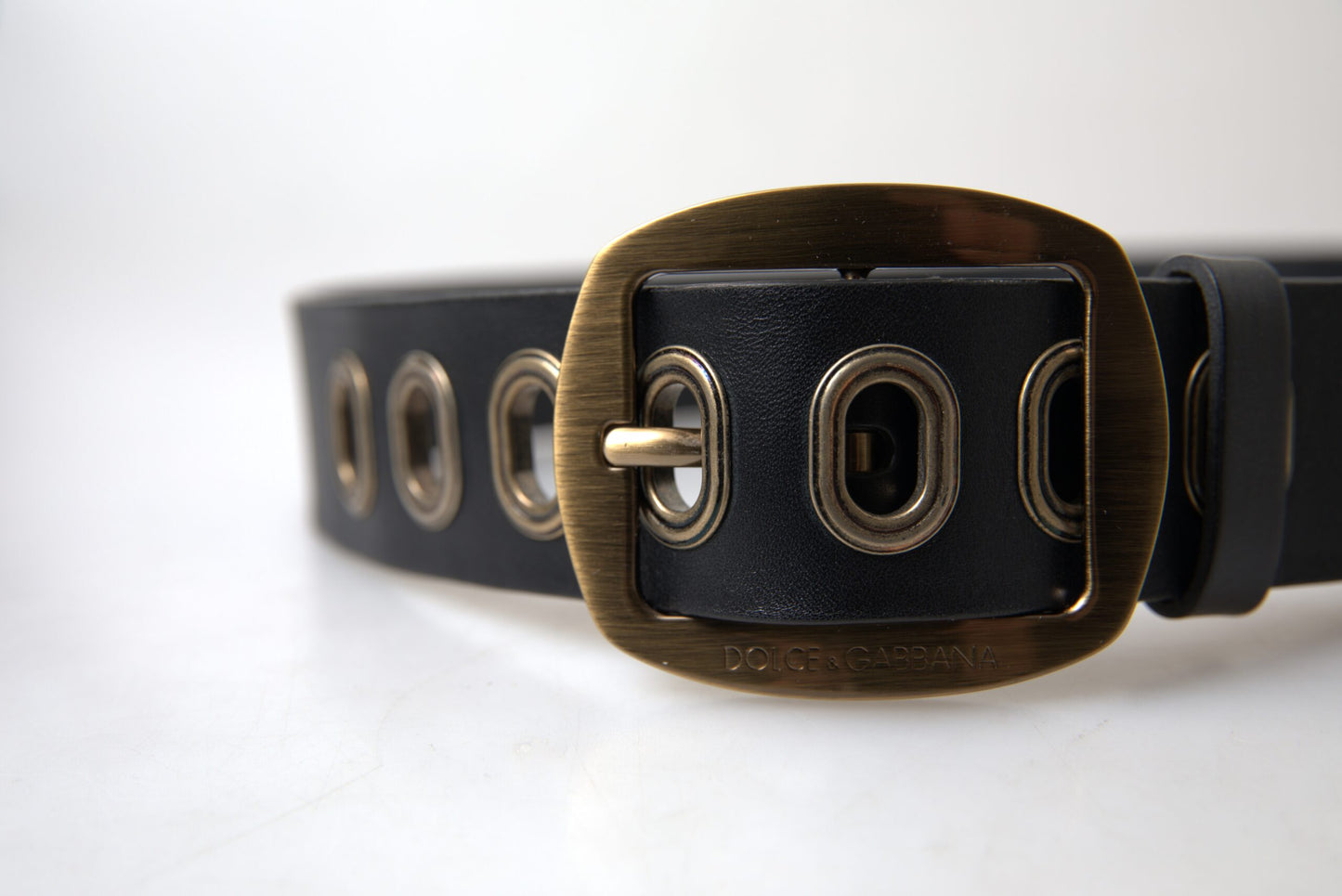 Cinturón de cuero negro con hebilla de metal dorado para hombre