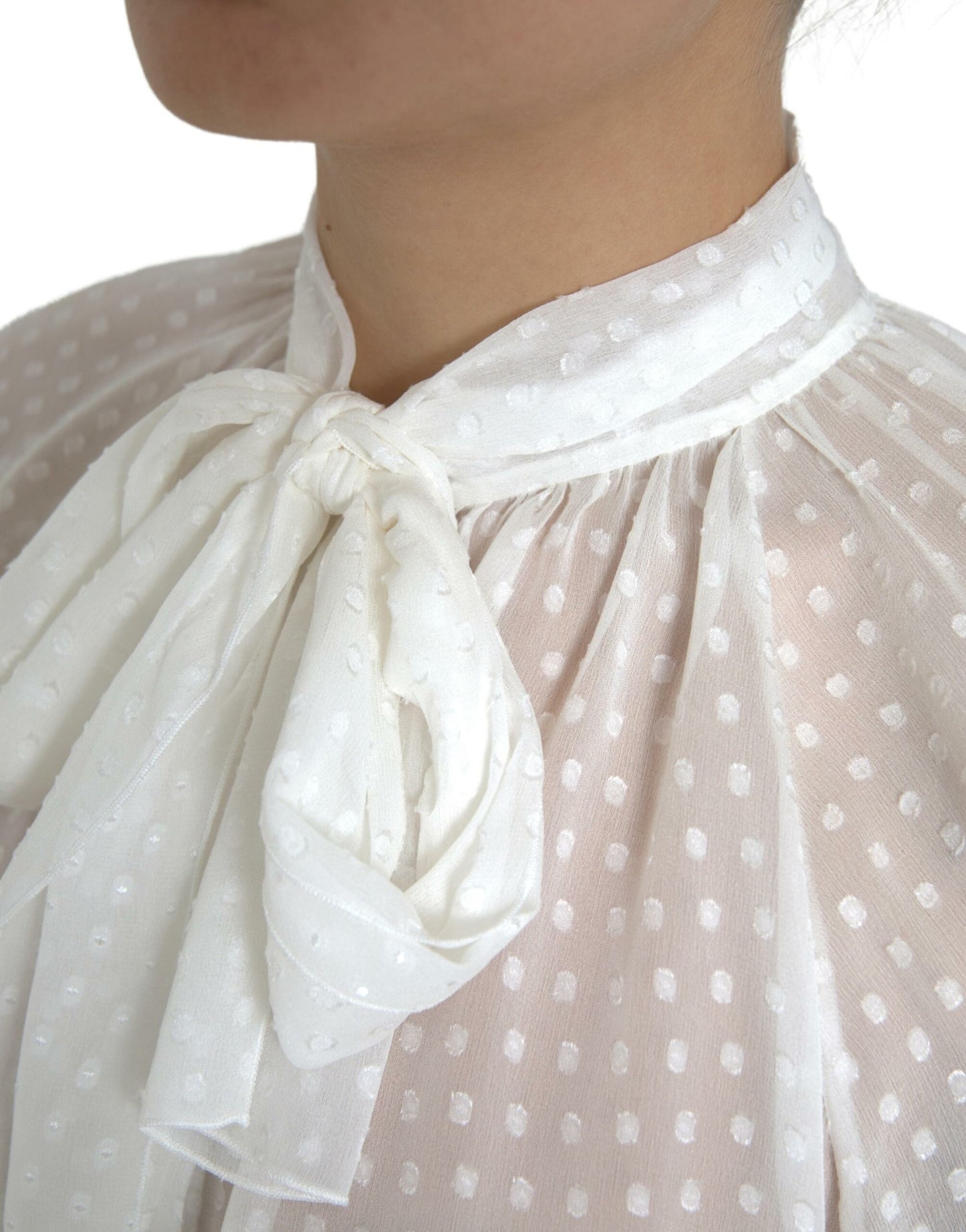 Chemisier blanc en soie transparente à pois et col noué