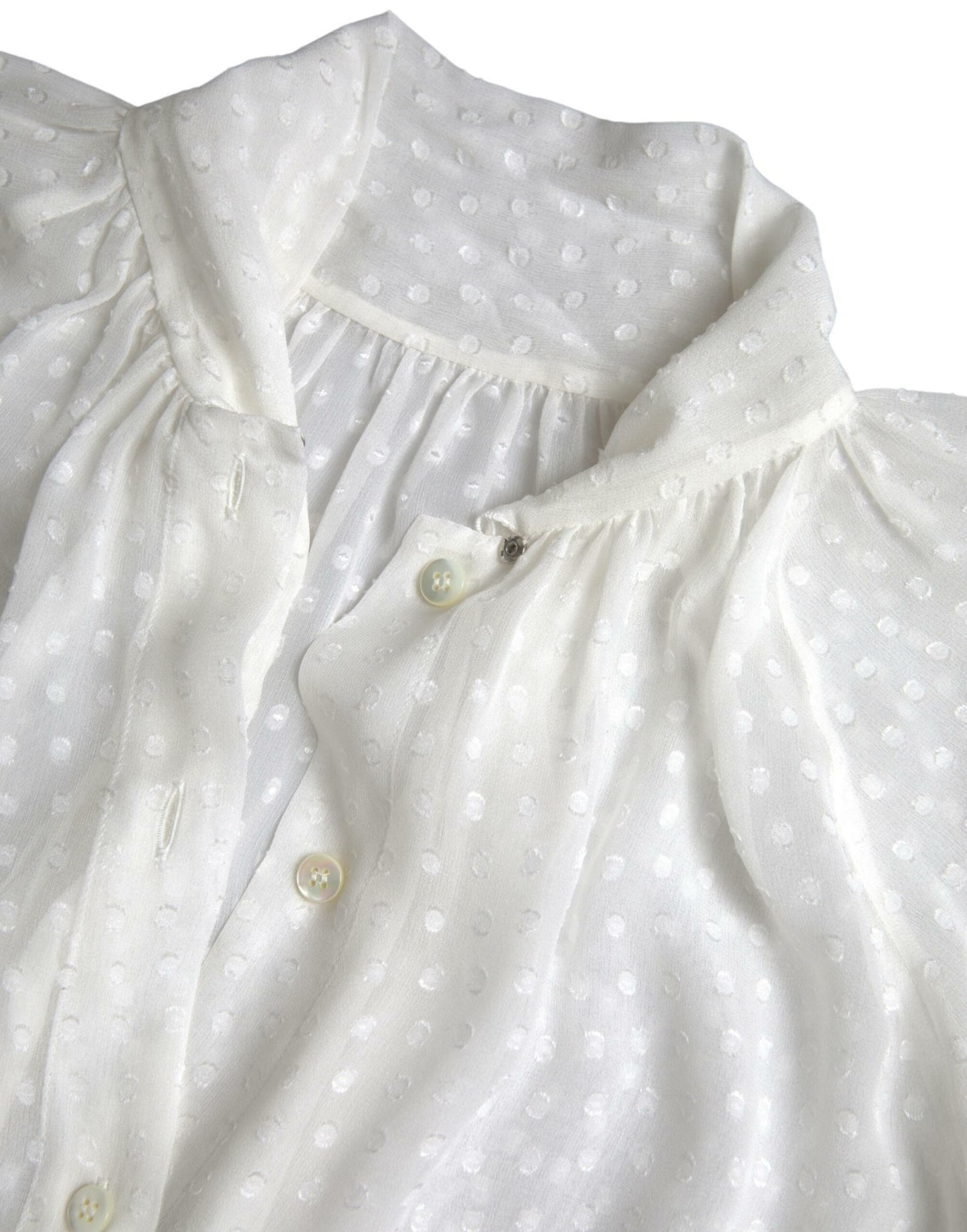 Chemisier blanc en soie transparente à pois et col noué
