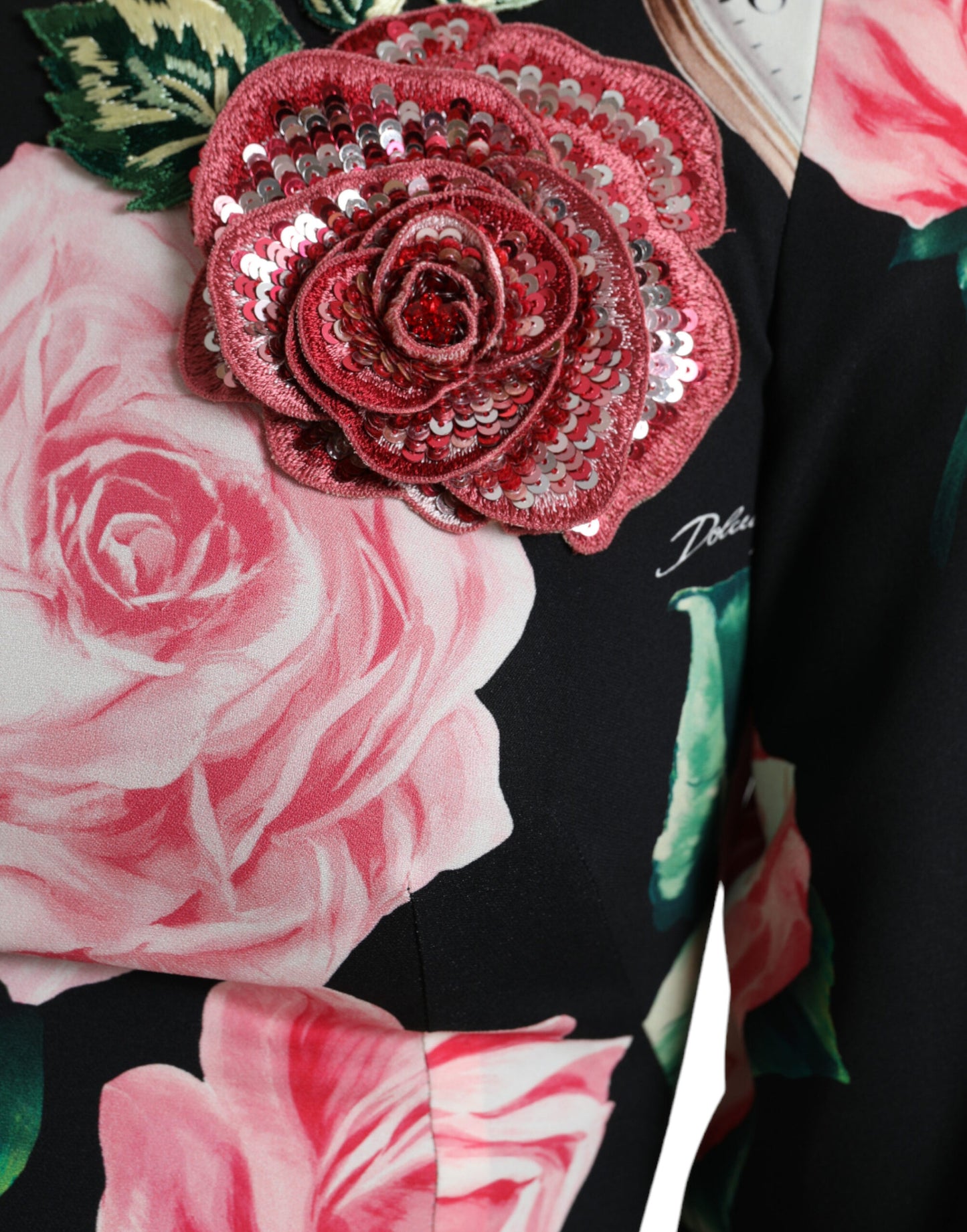 Robe trapèze noire en dentelle ornée de fleurs