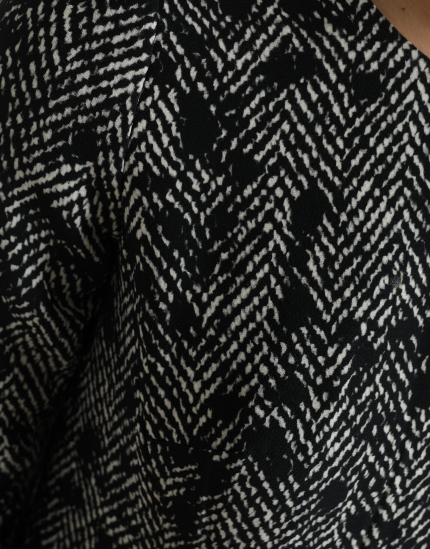 Robe courte droite en polyester à chevrons noirs