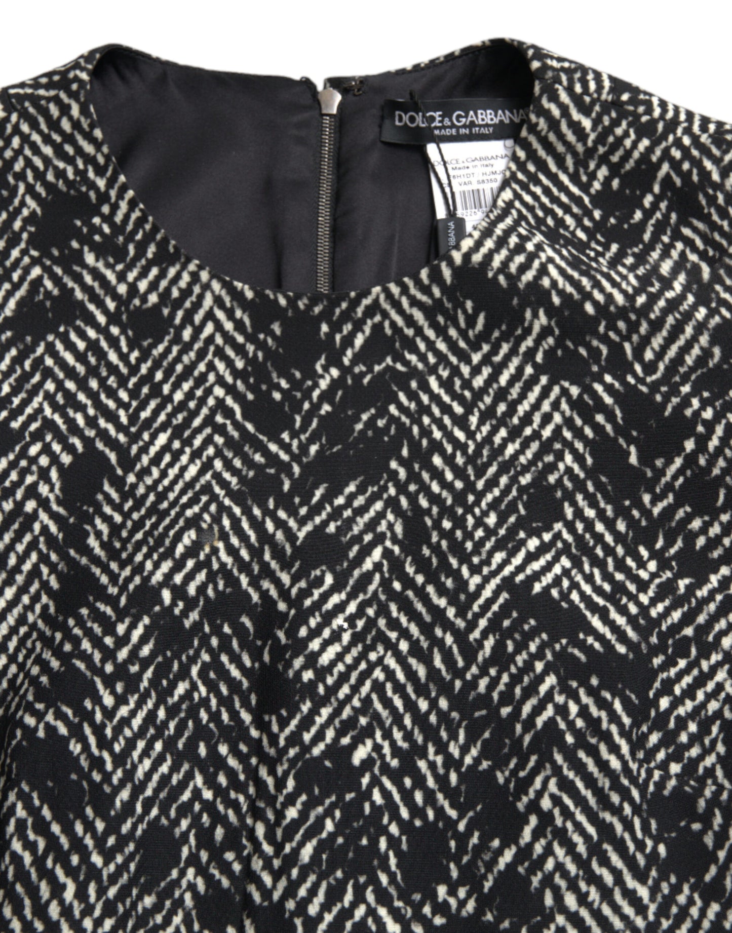 Robe courte droite en polyester à chevrons noirs