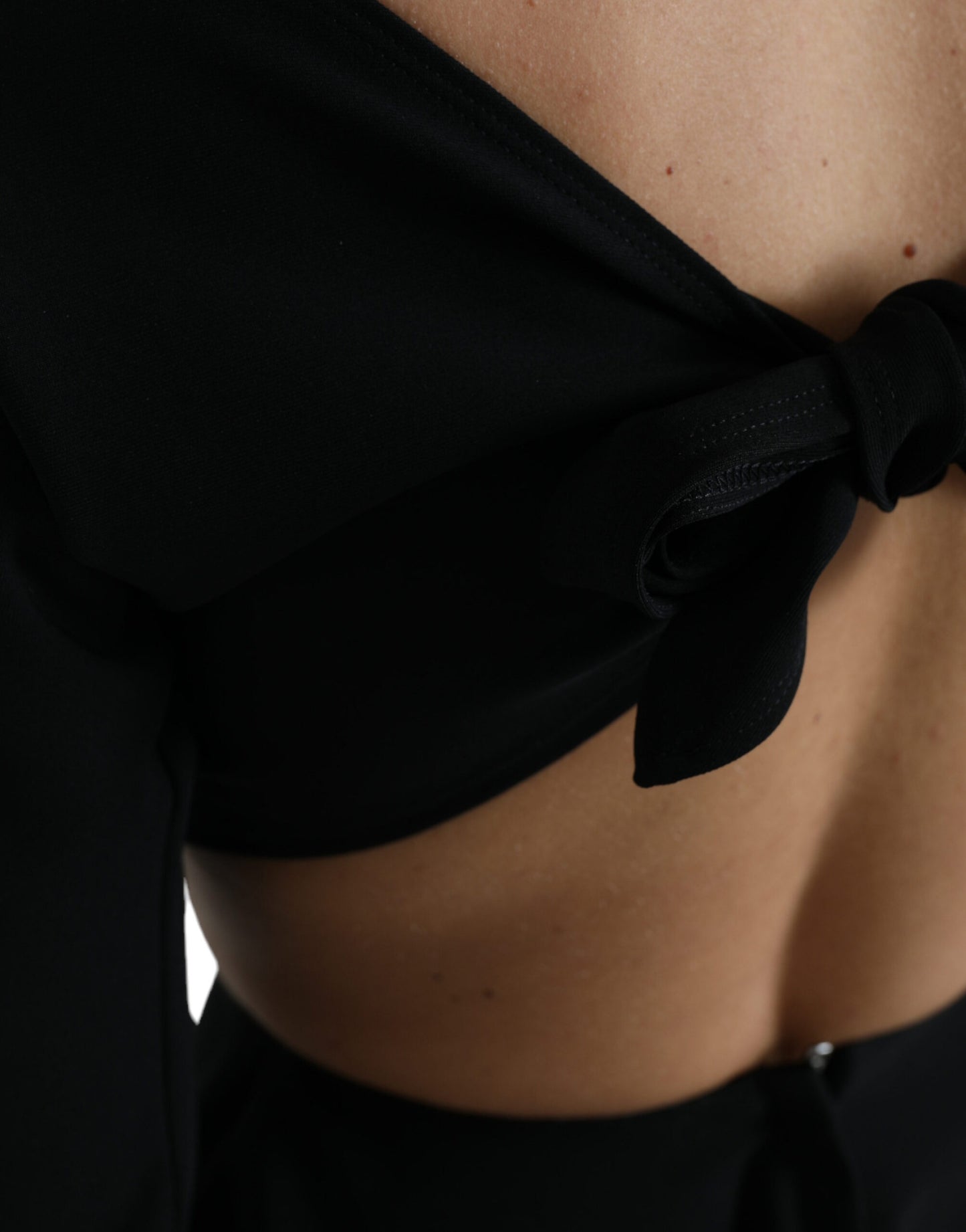 Mini-robe trapèze à manches longues en viscose noire découpée