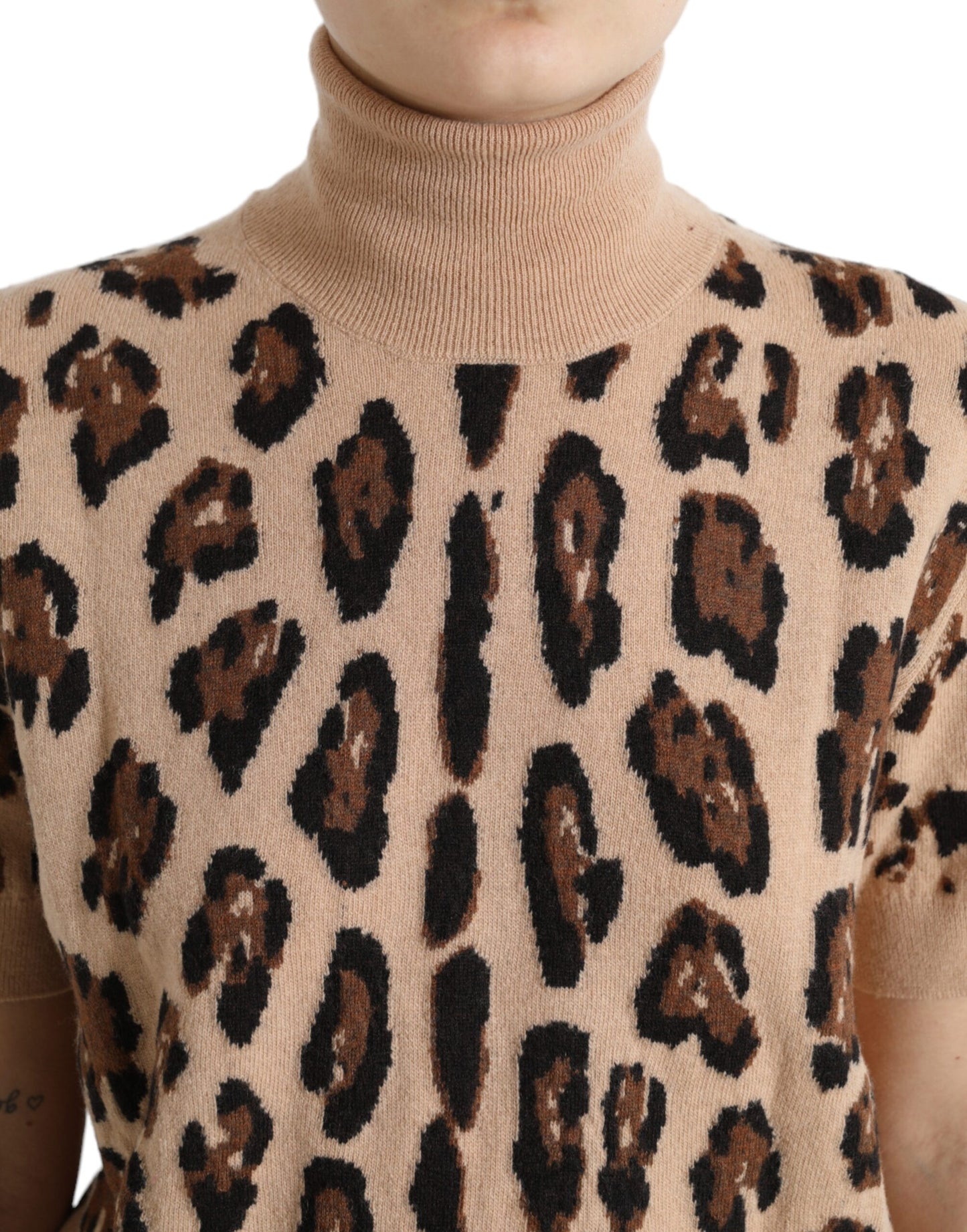 Top de cuello alto de lana con estampado de leopardo beige