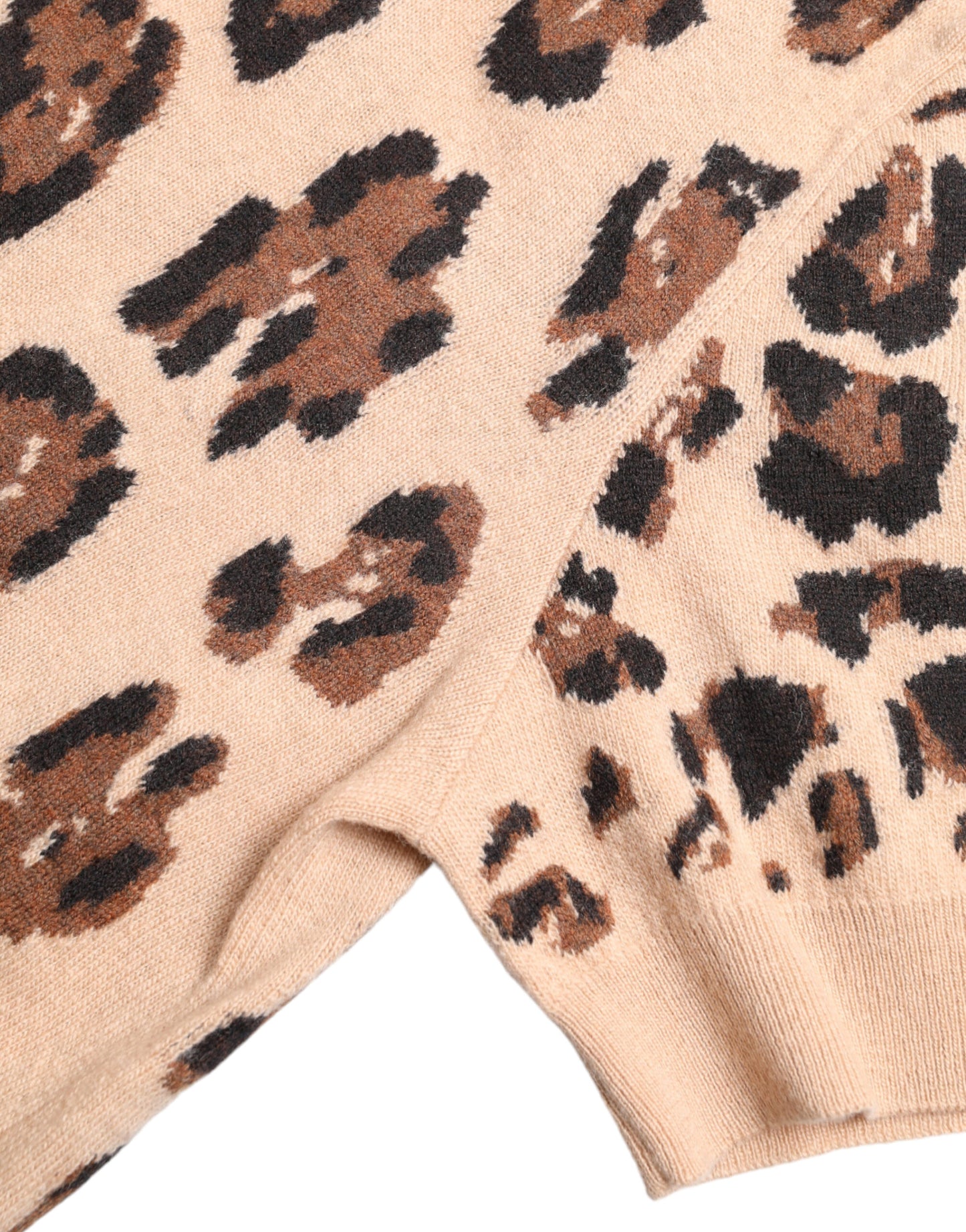 Top de cuello alto de lana con estampado de leopardo beige