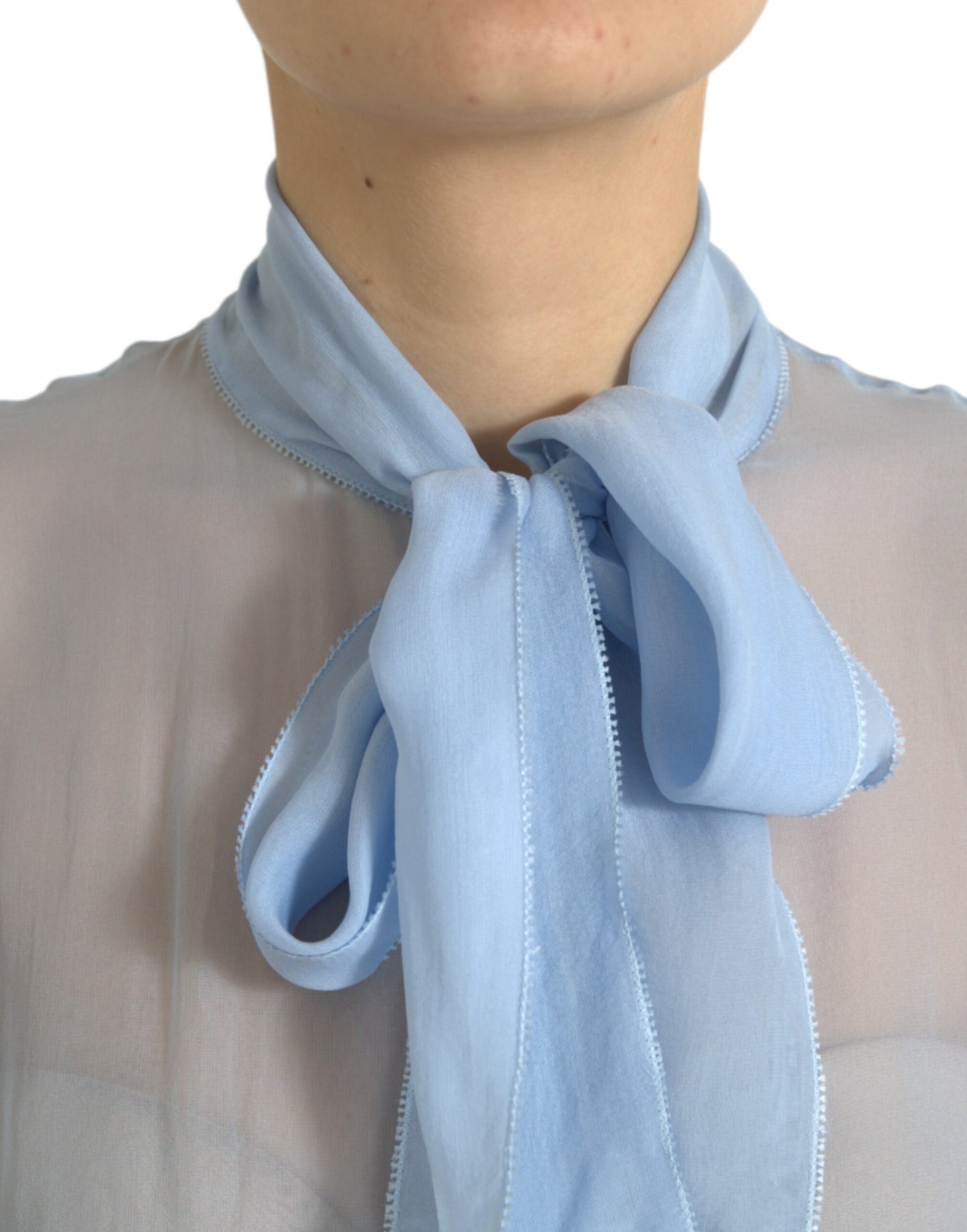 Blusa azul de manga larga con cuello Ascot