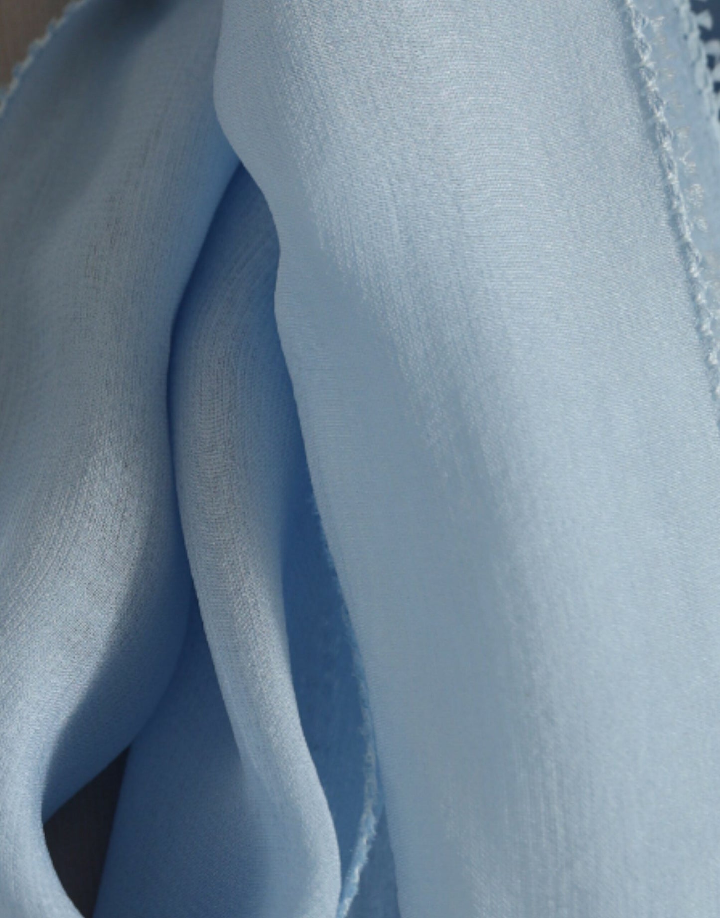 Blusa azul de manga larga con cuello Ascot