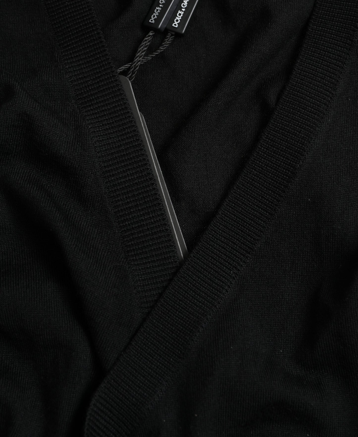 Suéter tipo cárdigan cruzado de lana negra con cuello en V