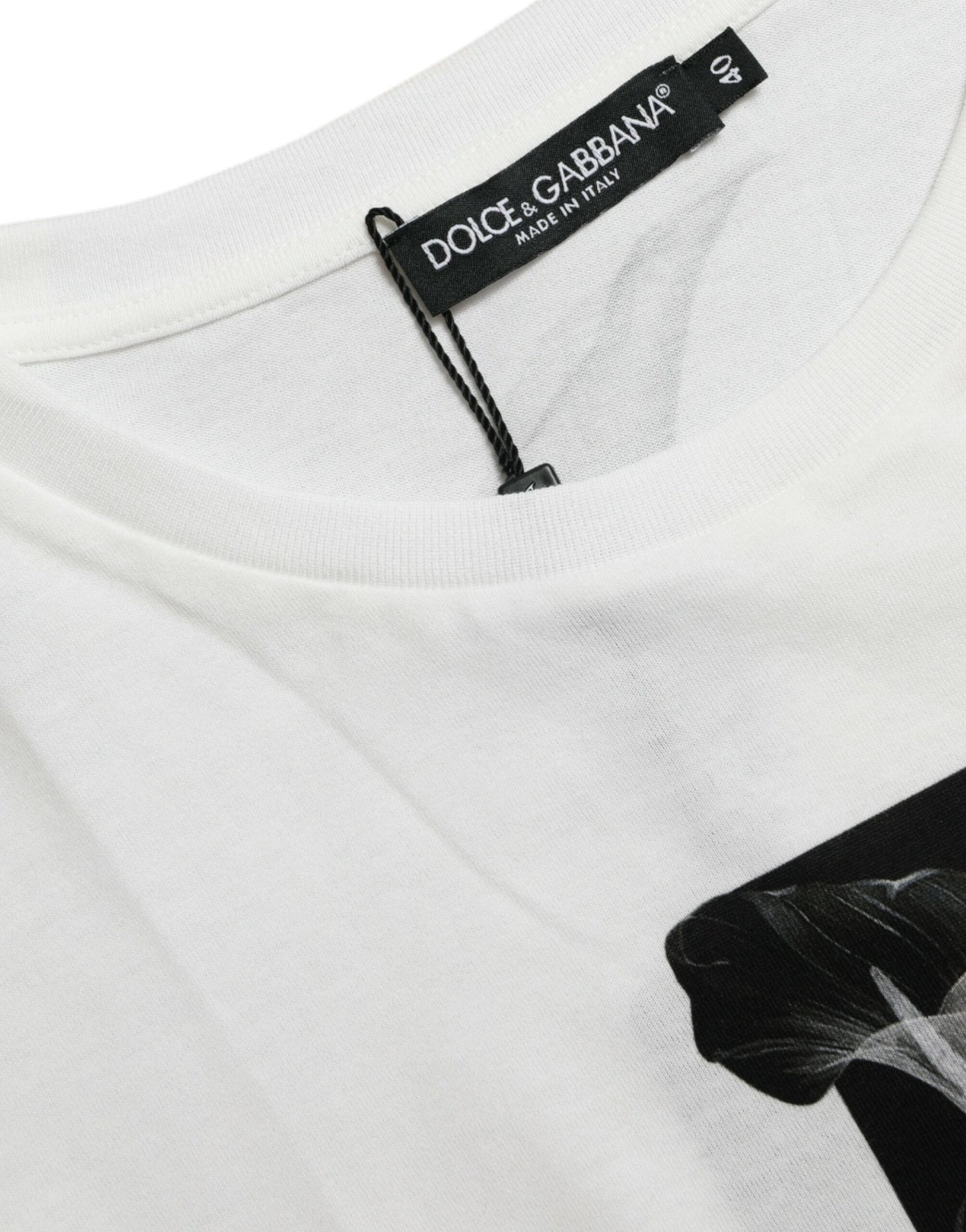 Camiseta de algodón con cuello redondo y rosas blancas y negras
