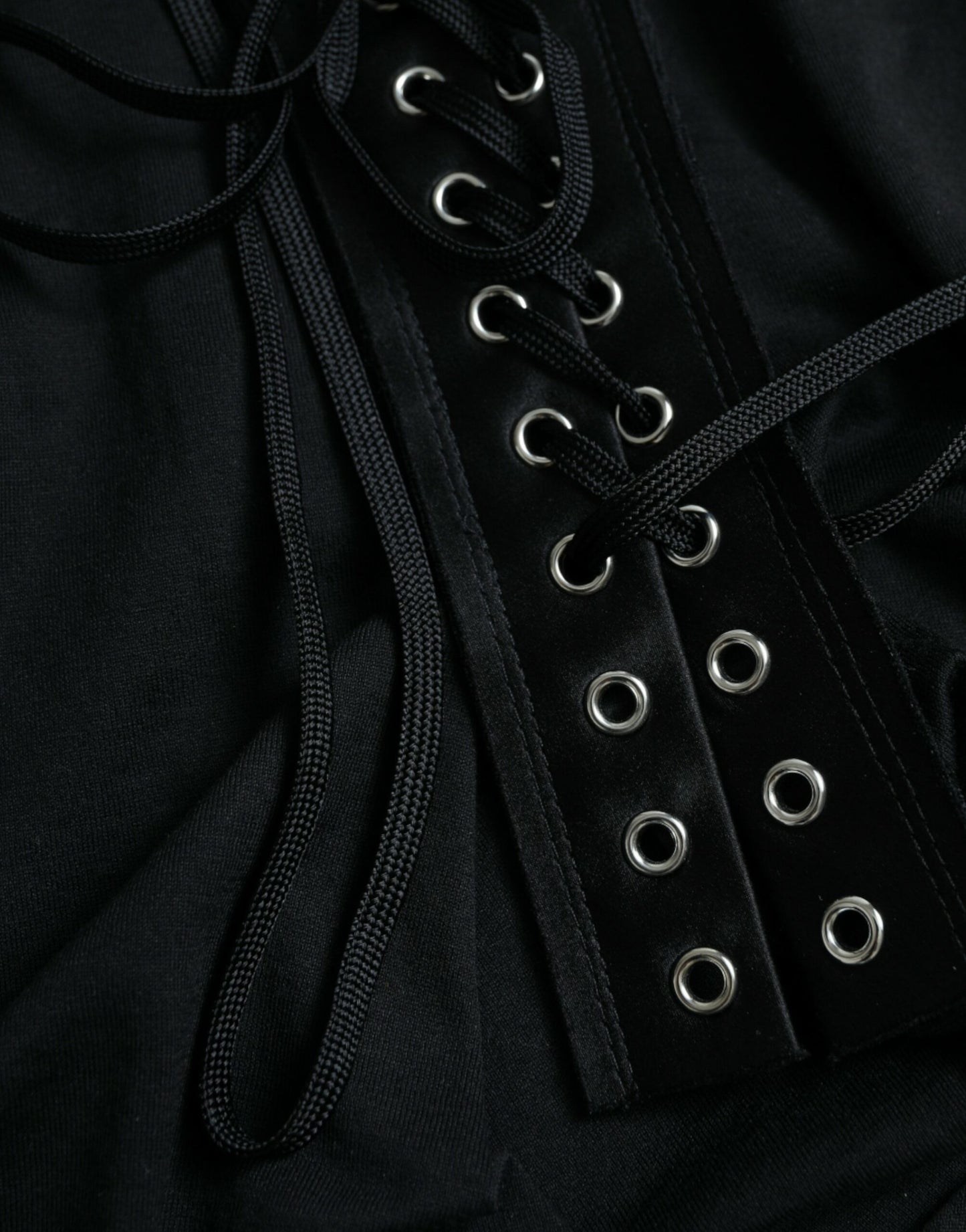 Camiseta sin mangas de algodón negro con cuello redondo y cordones con logotipo