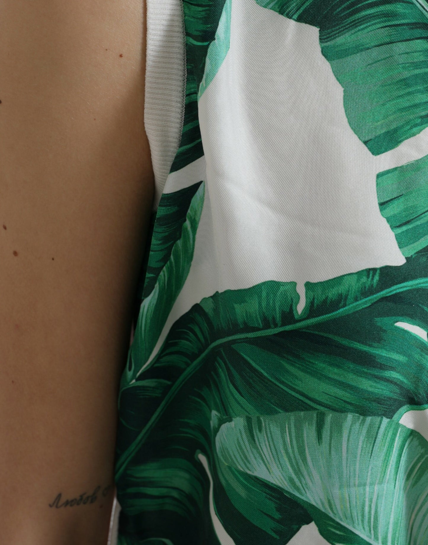 Camiseta sin mangas de cuello redondo con estampado de hojas de plátano blancas