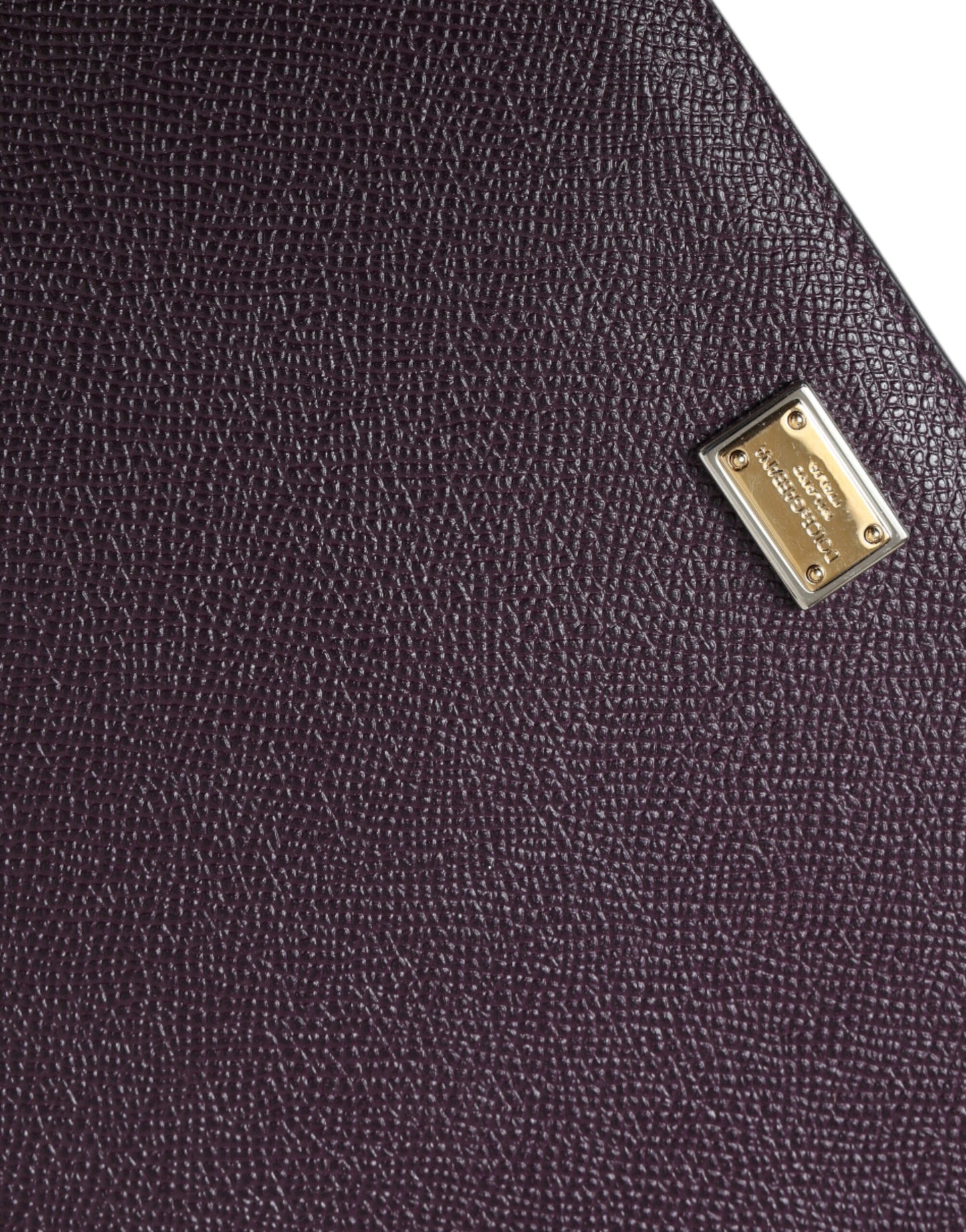 Funda para tableta de cuero marrón oscuro con placa de logotipo
