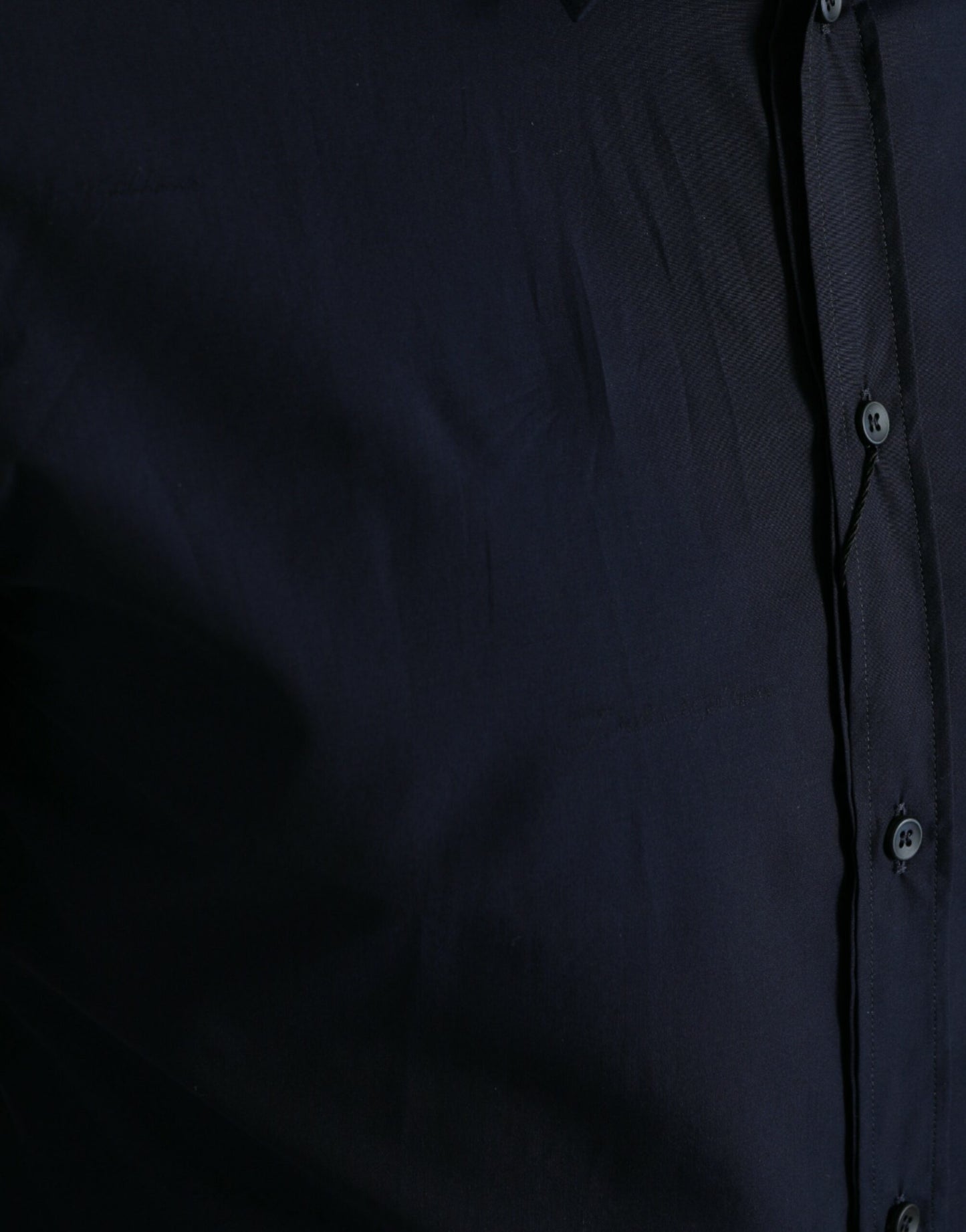 Camisa de vestir formal azul marino de corte entallado y dorada