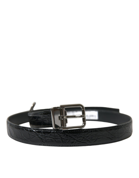 Cinturón de cuero negro con hebilla de metal plateado