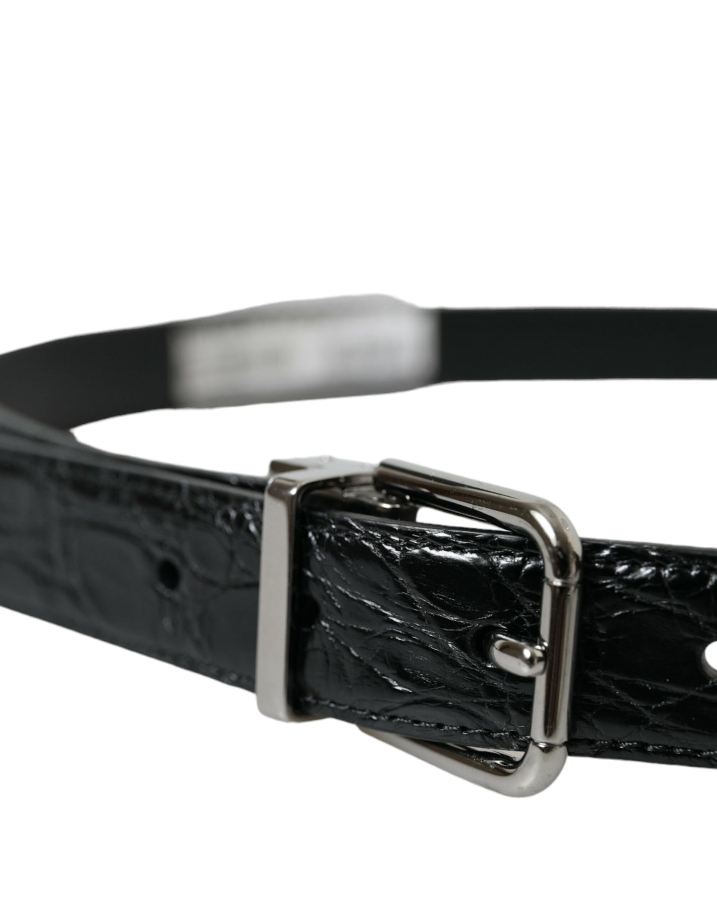 Cinturón de cuero negro con hebilla de metal plateado