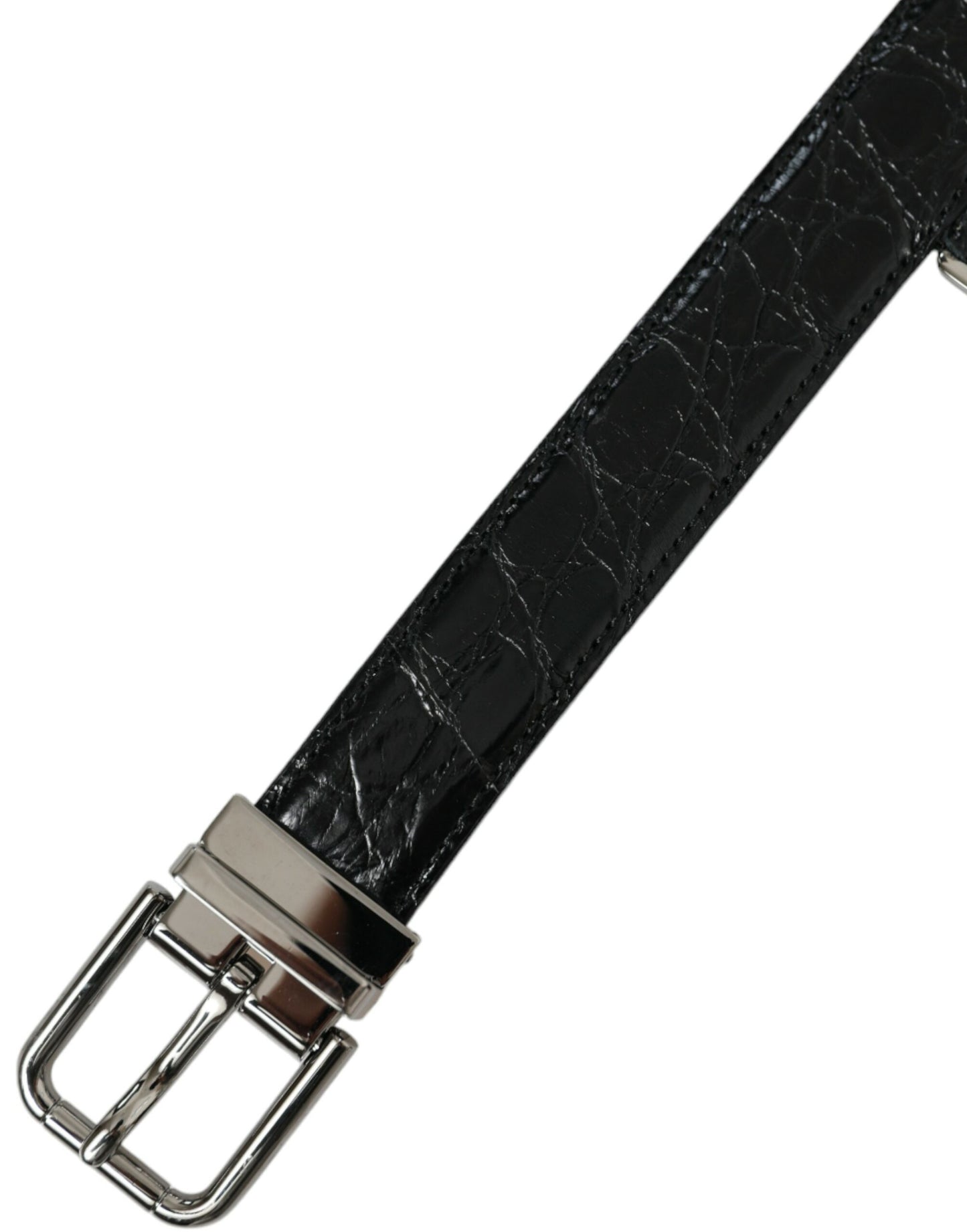 Cinturón de cuero negro con hebilla de metal plateado