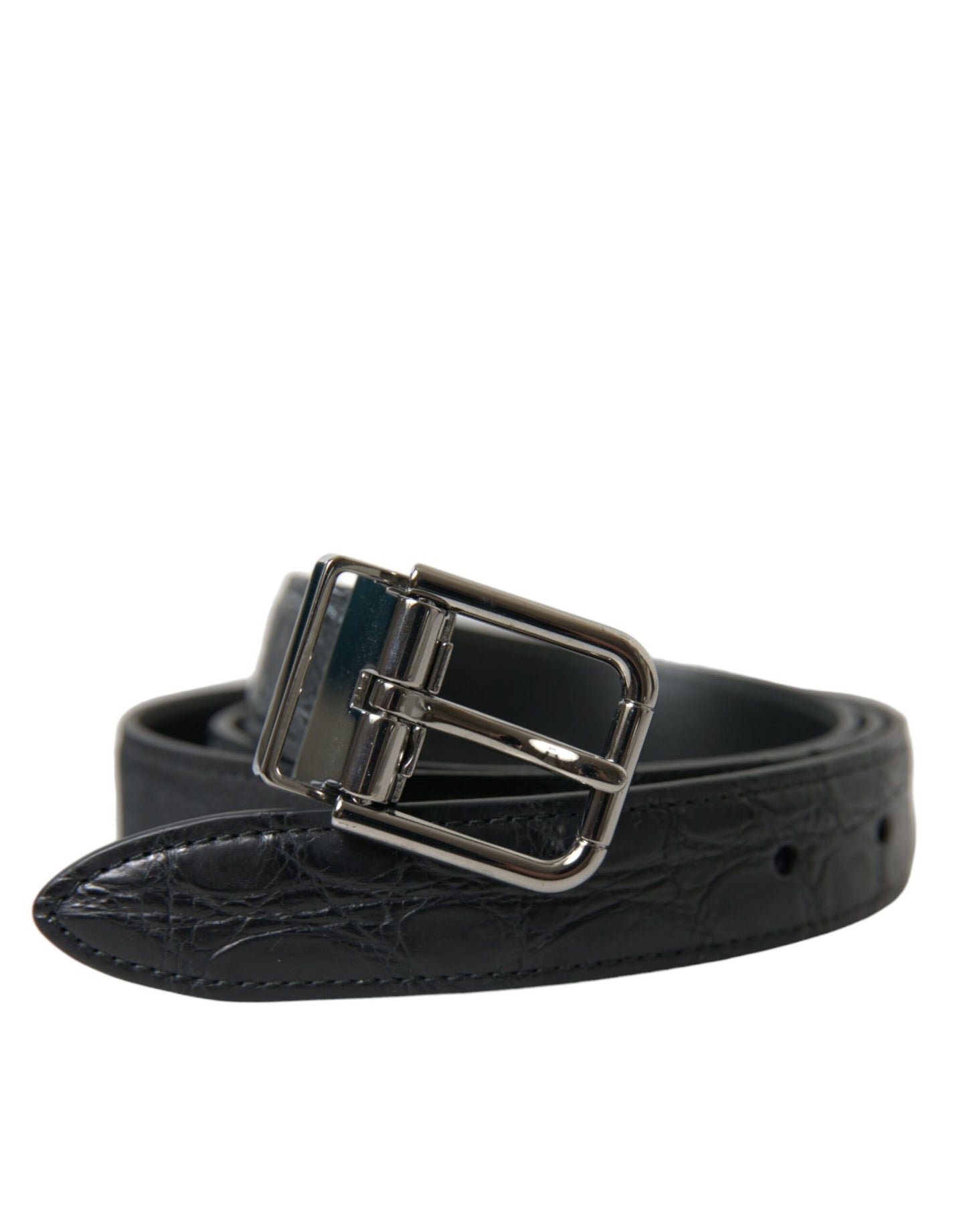 Cinturón de cuero negro con hebilla de metal plateado