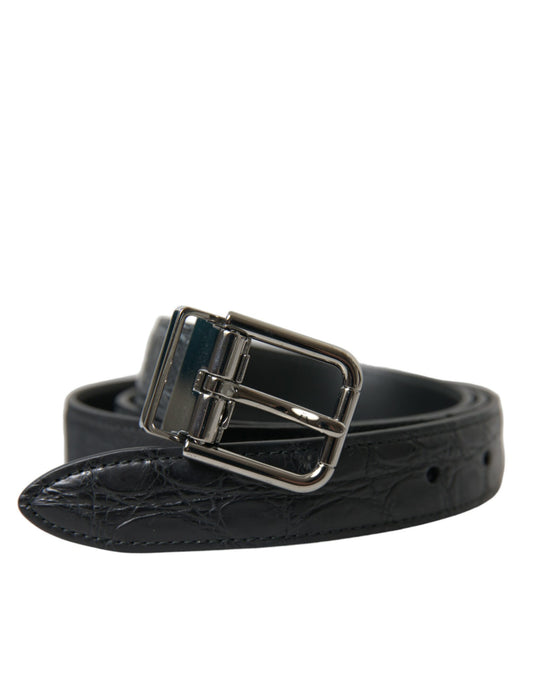 Cinturón de cuero negro con hebilla de metal plateado
