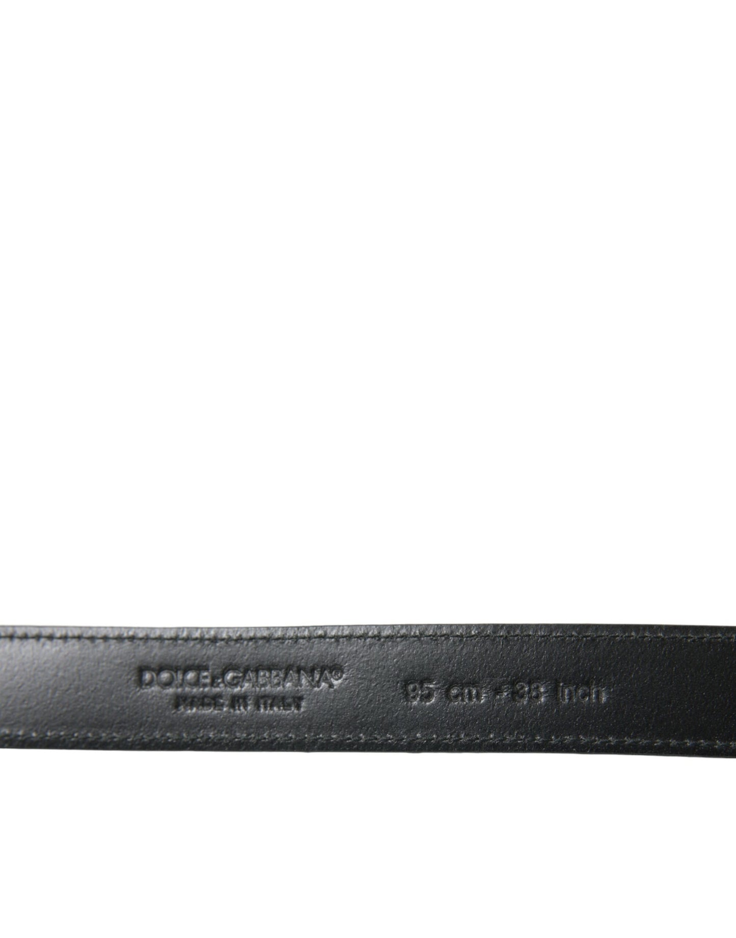 Cinturón de cuero negro con hebilla de metal plateado