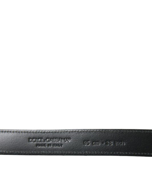 Cinturón de cuero negro con hebilla de metal plateado
