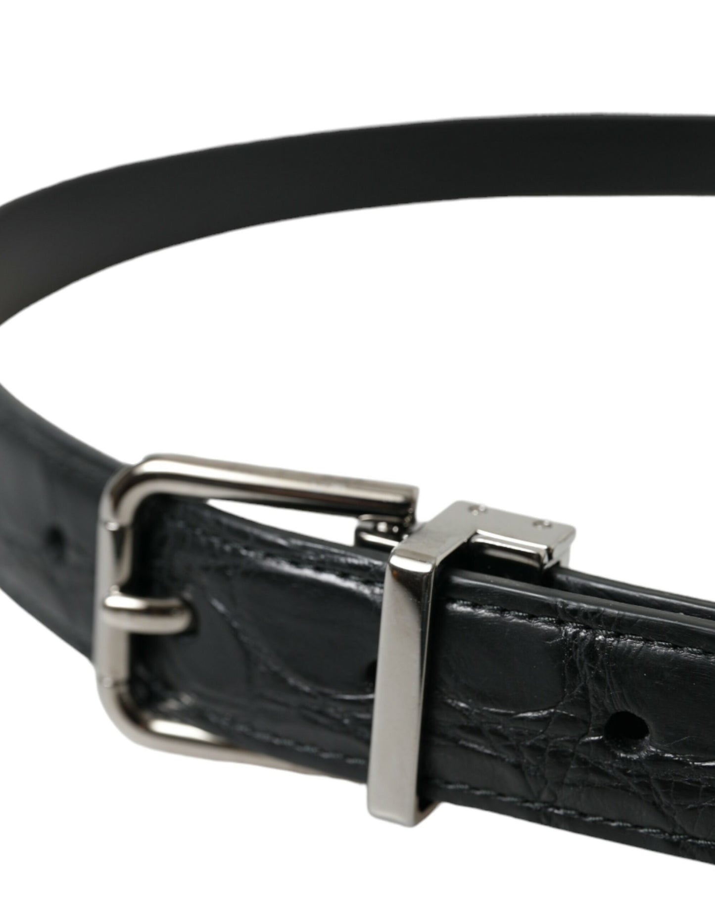Cinturón de cuero negro con hebilla de metal plateado