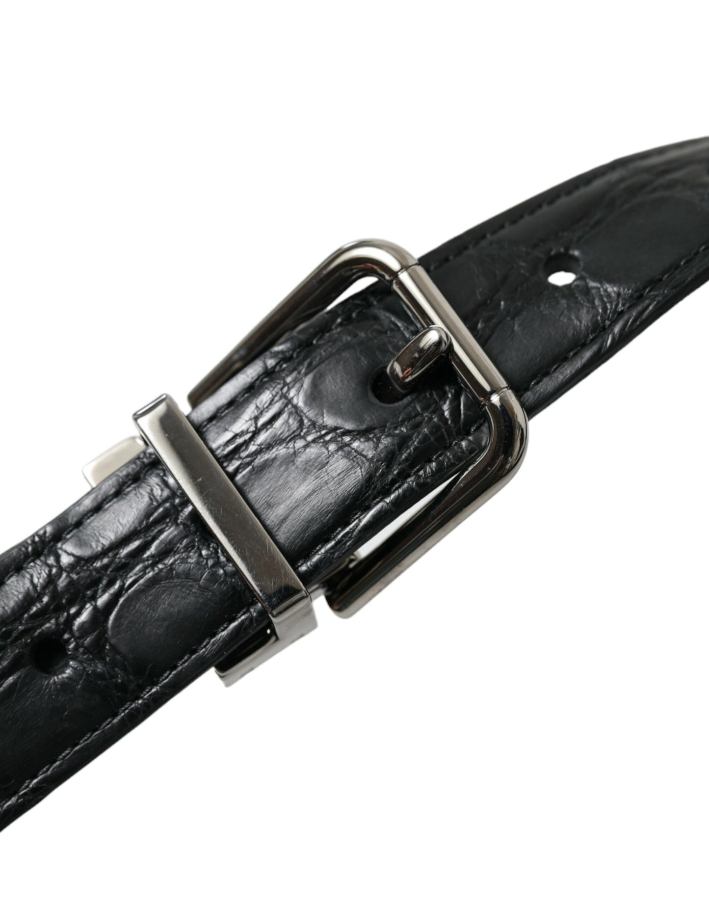Cinturón de cuero negro con hebilla de metal plateado