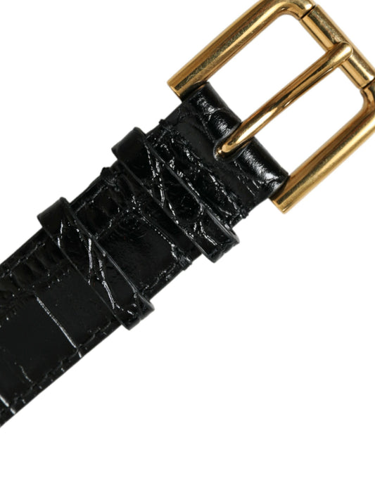 Brazalete de cuero texturizado negro con hebilla metálica en tono dorado