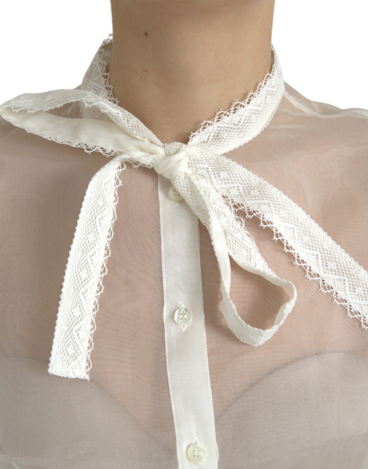 Top de seda blanca de manga larga con cuello Ascot