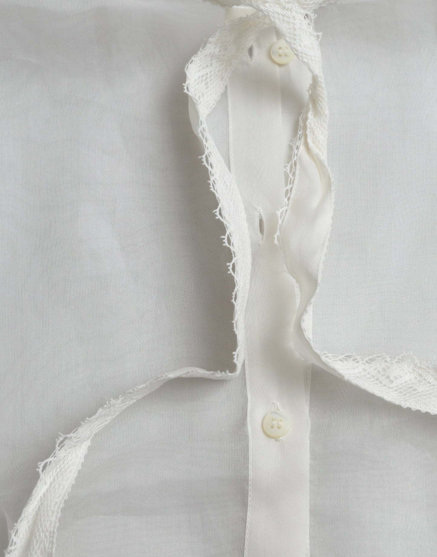 Top de seda blanca de manga larga con cuello Ascot