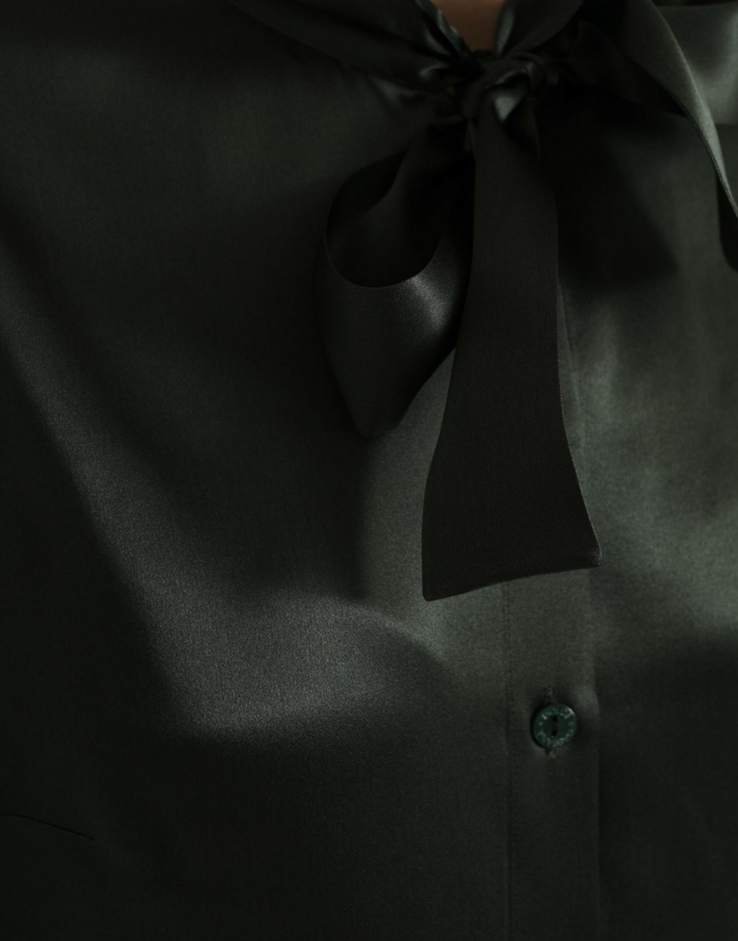 Blusa gris de manga larga con cuello Ascot
