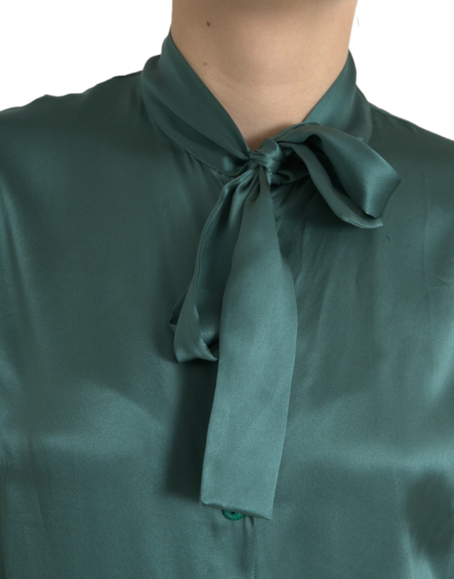 Blusa de seda verde oscuro con cuello Ascot