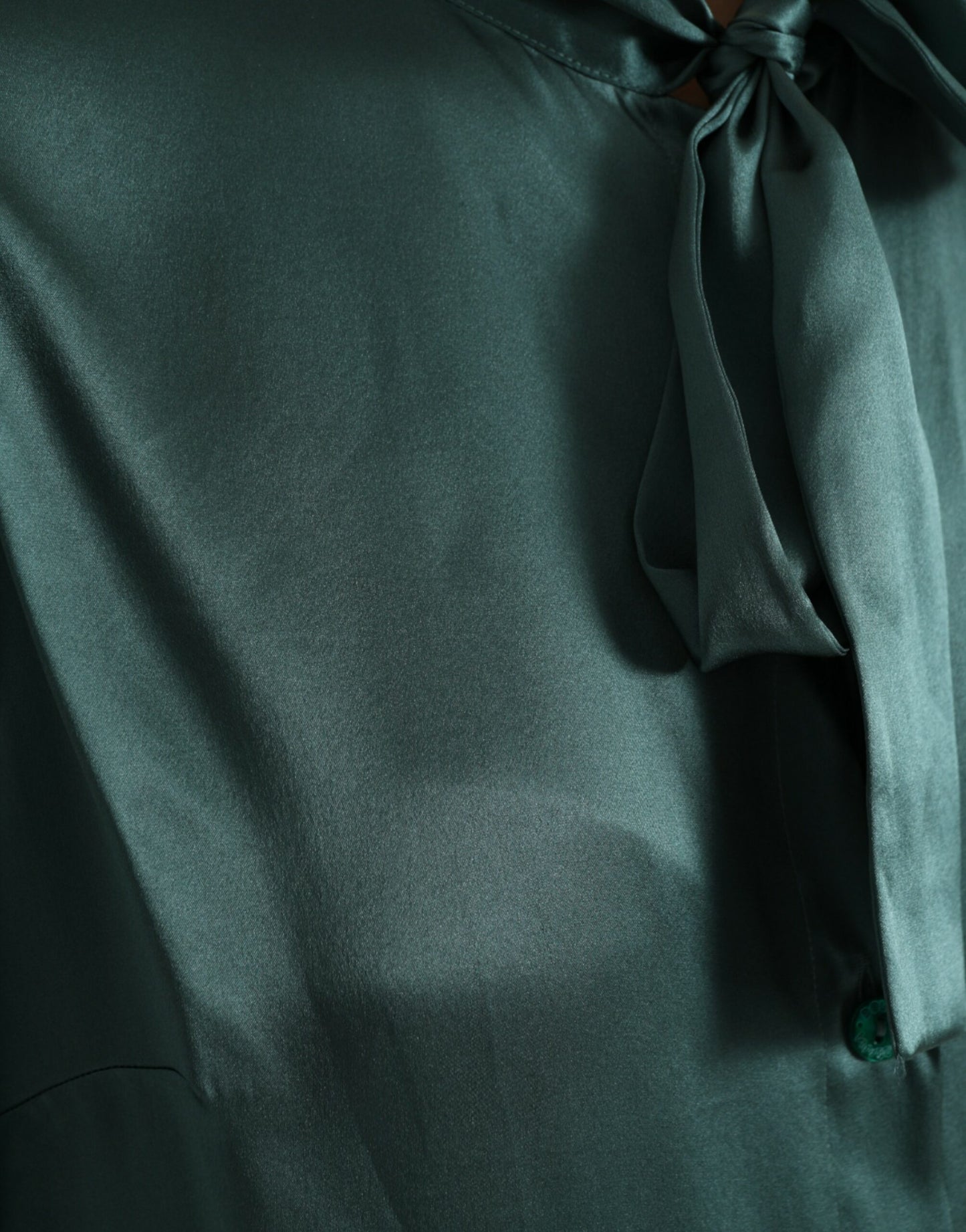 Blusa de seda verde oscuro con cuello Ascot