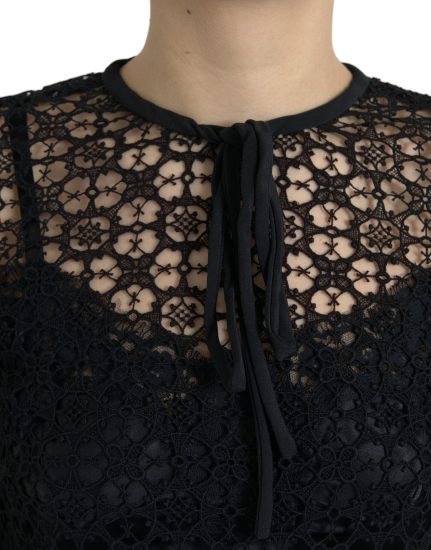 Blusa de manga corta con encaje floral negro
