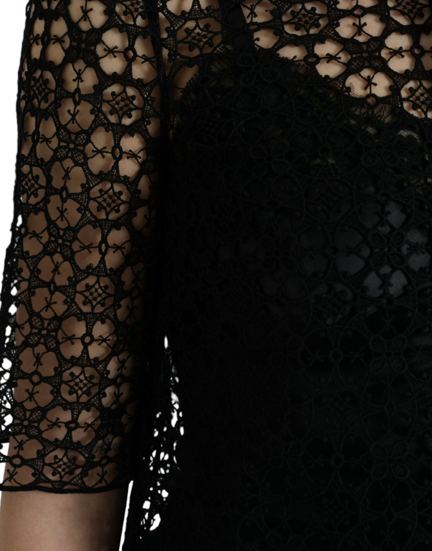 Blusa de manga corta con encaje floral negro