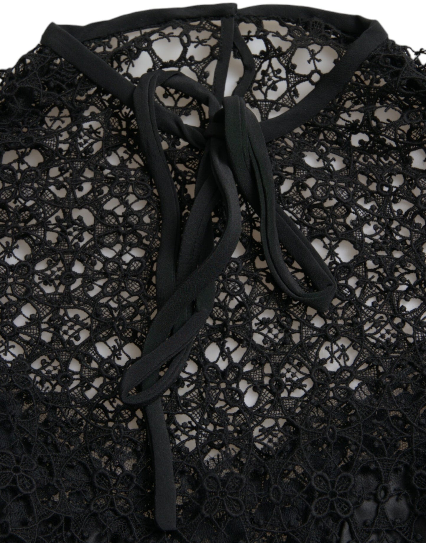 Blusa de manga corta con encaje floral negro