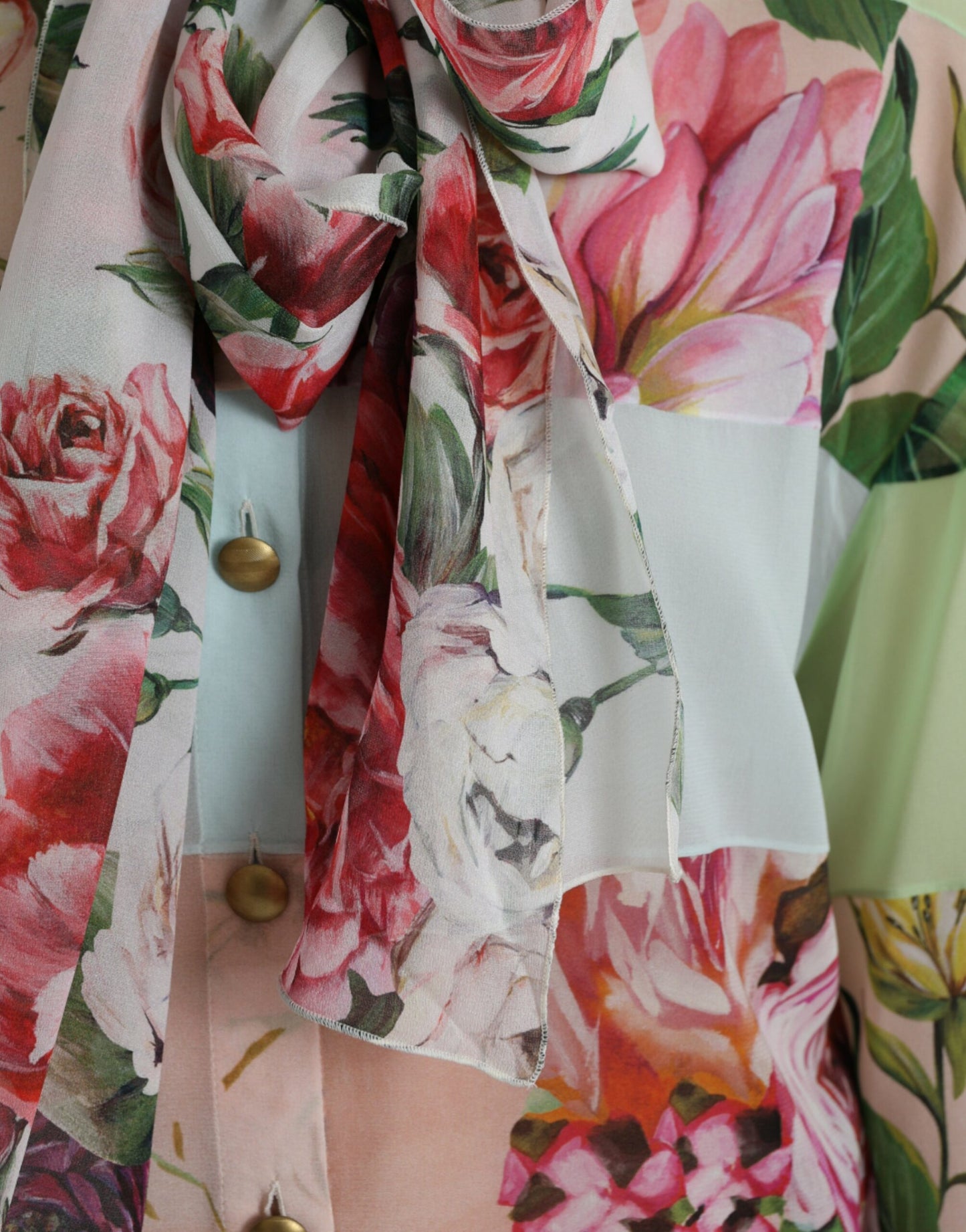 Top con cuello Ascot y patchwork floral multicolor