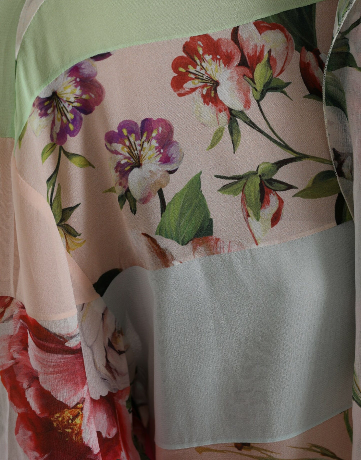 Top con cuello Ascot y patchwork floral multicolor