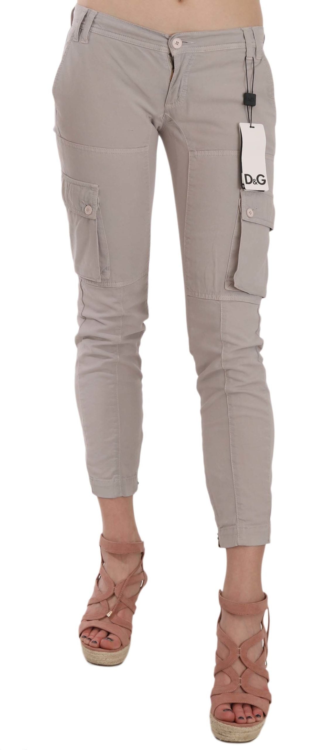 Pantalones casuales ajustados de color caqui