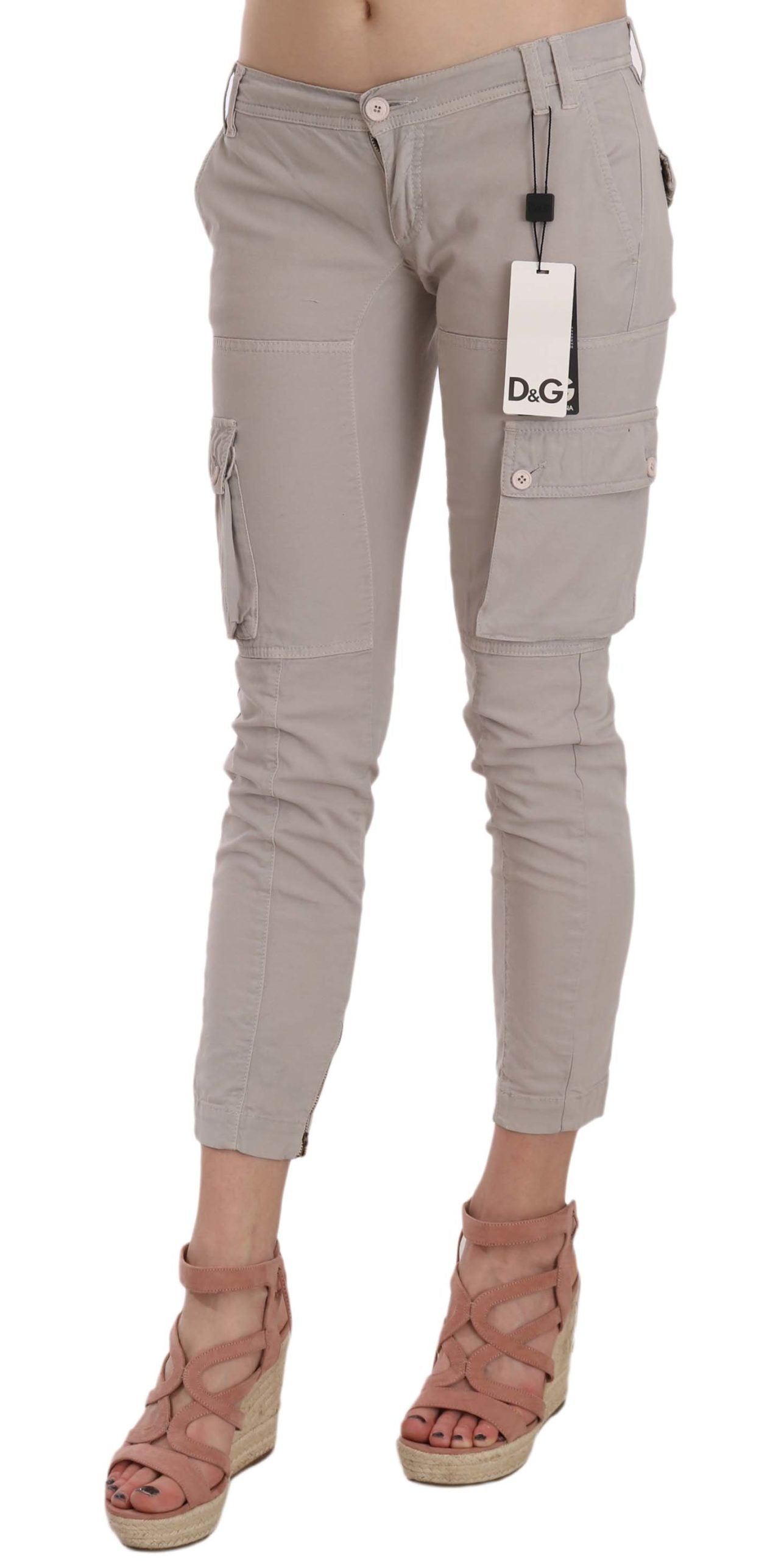 Pantalones casuales ajustados de color caqui