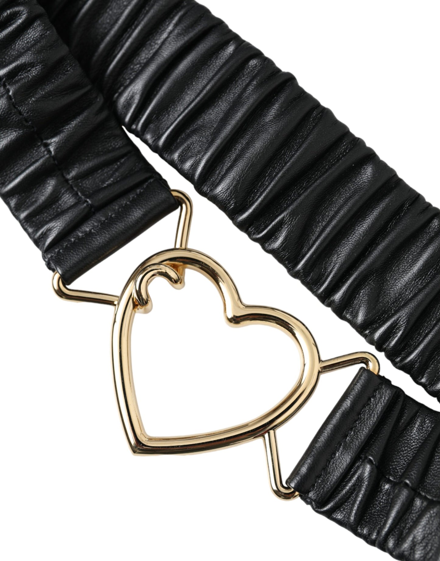 Cinturón de cuero negro con hebilla de metal y corazón dorado