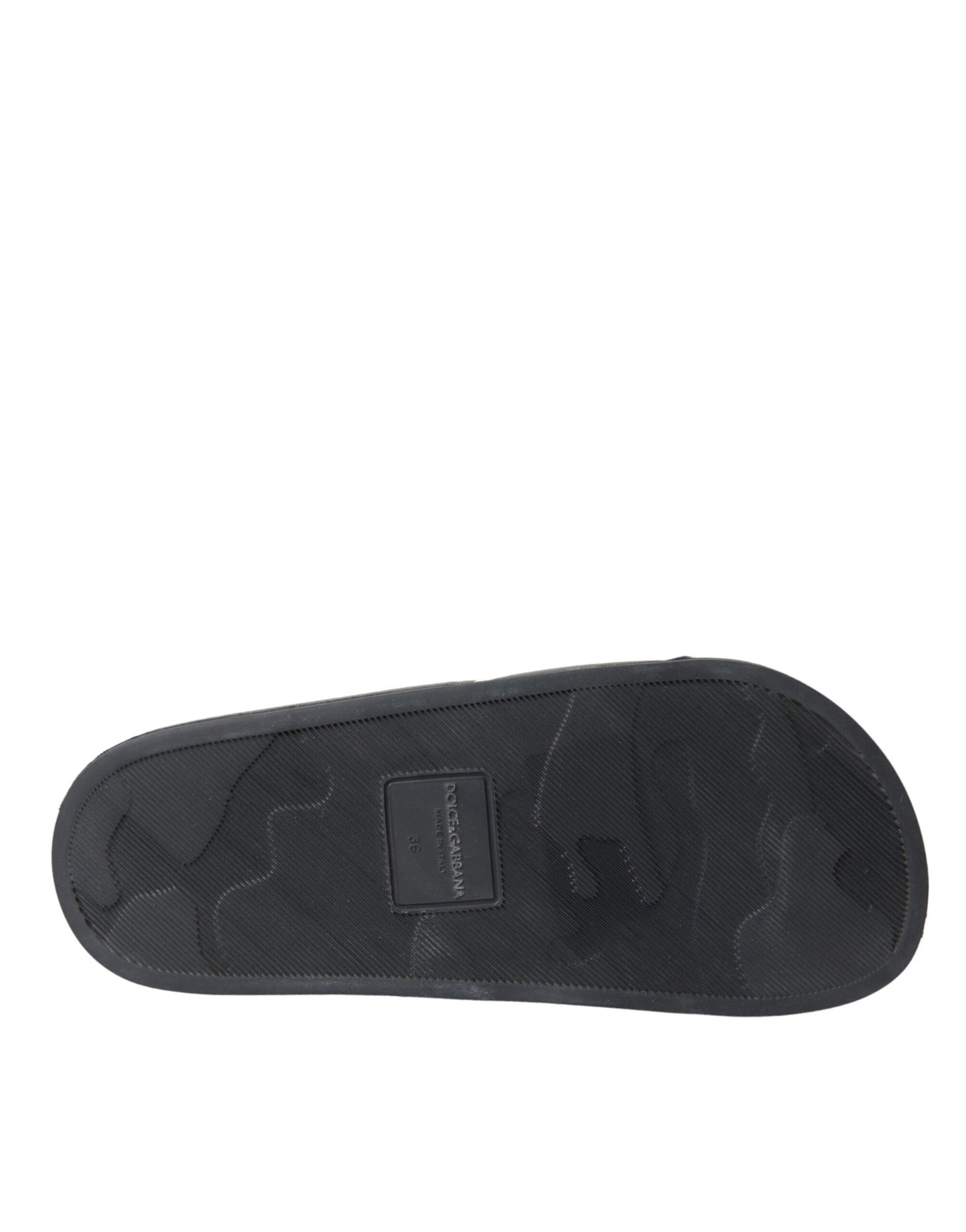 Sandalias y chanclas de cuero negro con la frase "I Love D&G"