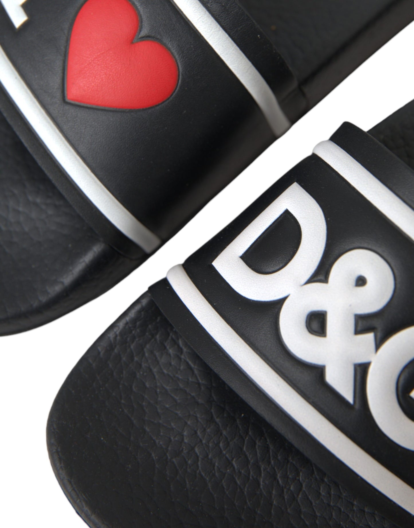 Sandalias y chanclas de cuero negro con la frase "I Love D&G"