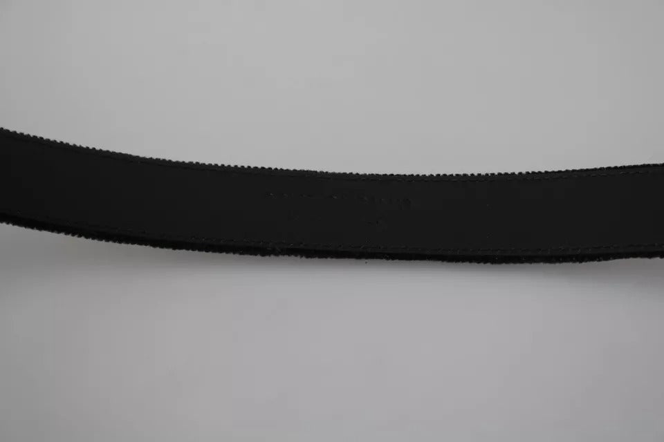 Cinturón de hombre con hebilla metálica plateada y terciopelo negro