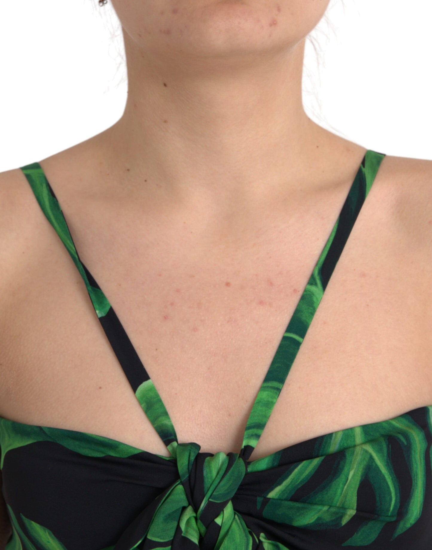 Top corto de seda con cuello halter y hojas verdes y negras