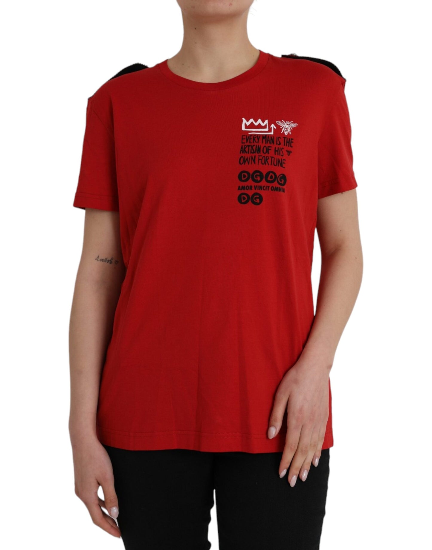 Camiseta de algodón roja con cuello redondo y estampado gráfico