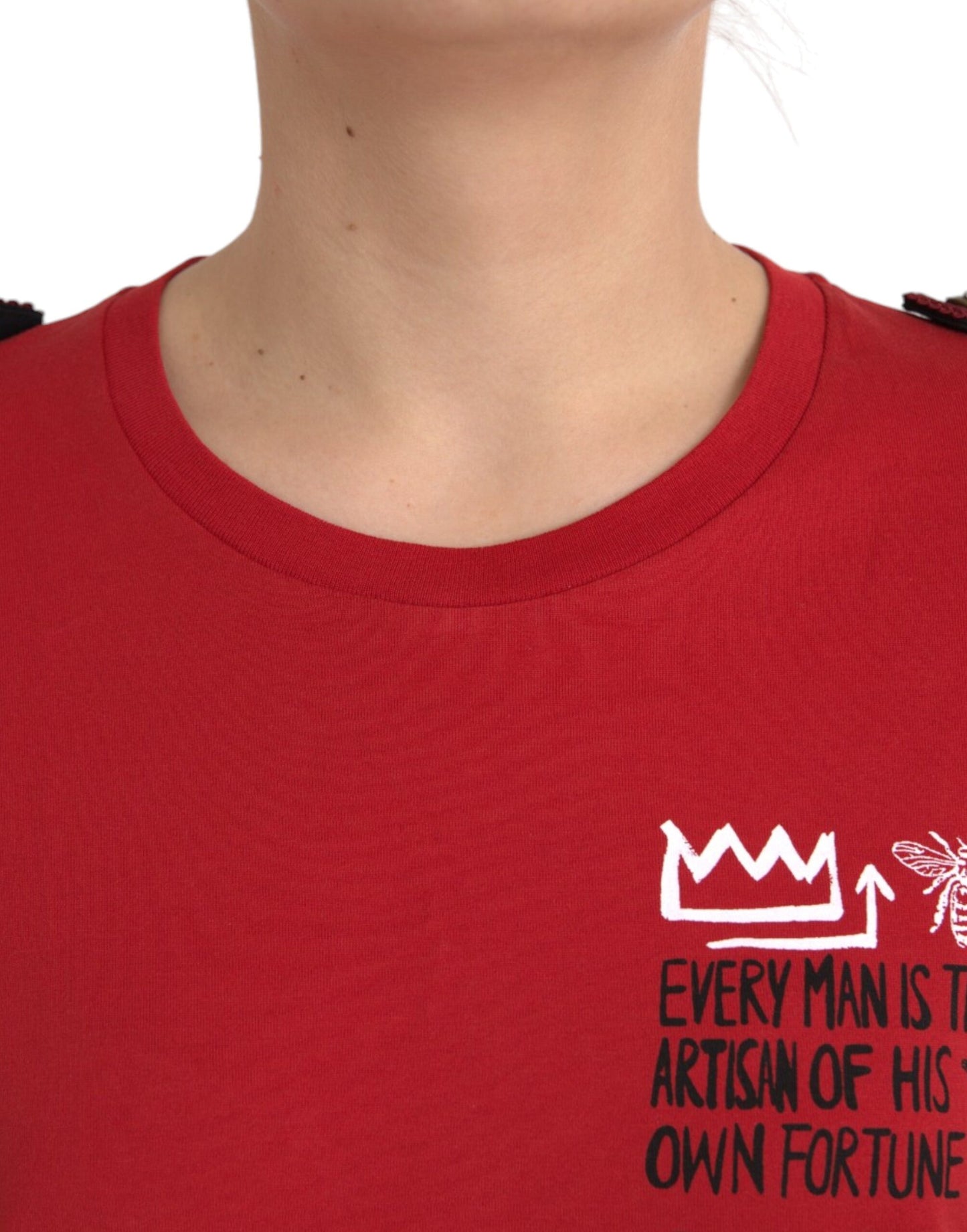 Camiseta de algodón roja con cuello redondo y estampado gráfico