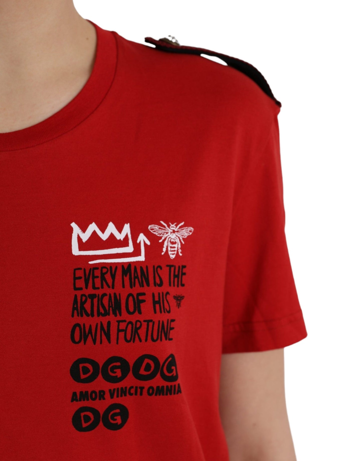 Camiseta de algodón roja con cuello redondo y estampado gráfico
