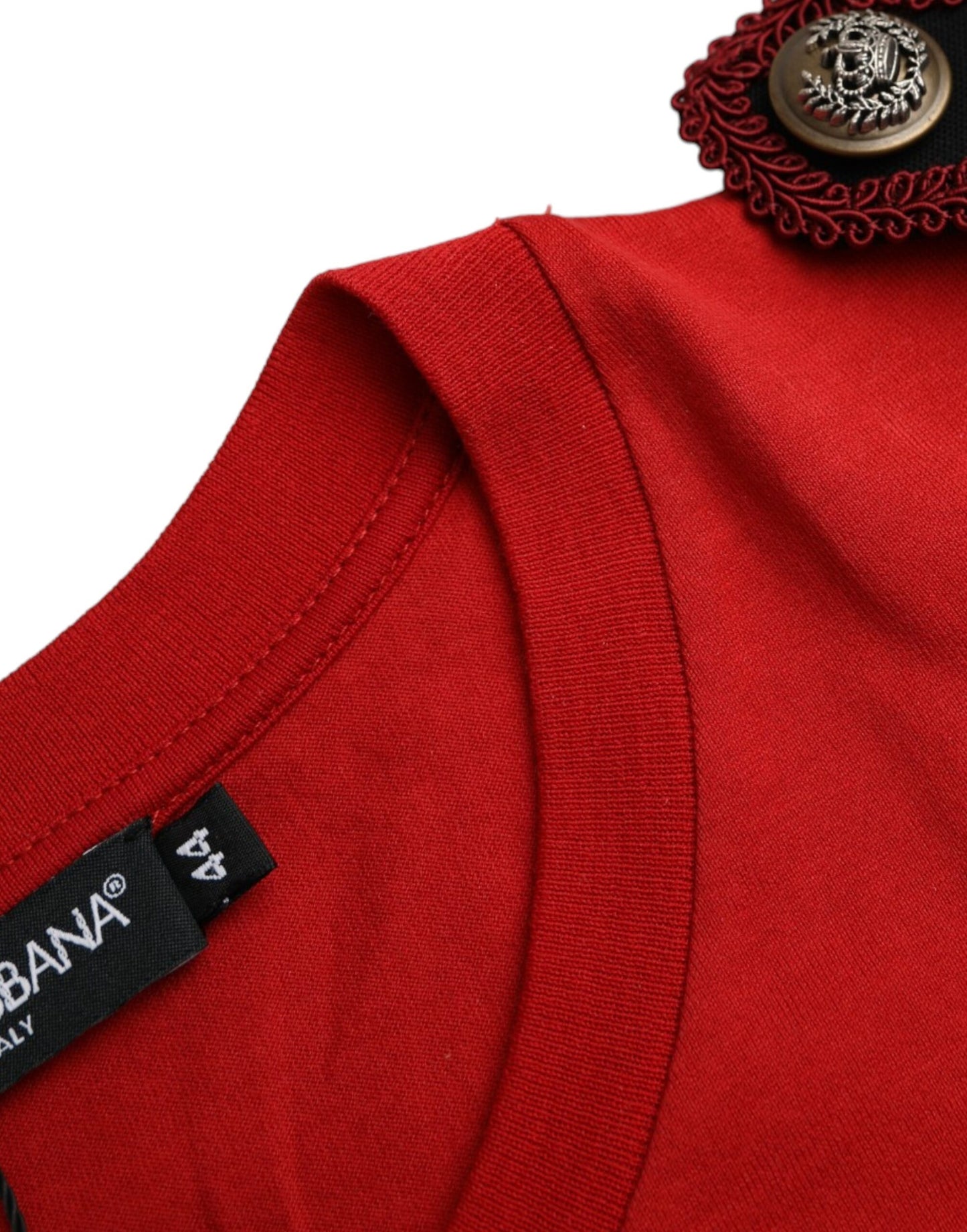 Camiseta de algodón roja con cuello redondo y estampado gráfico