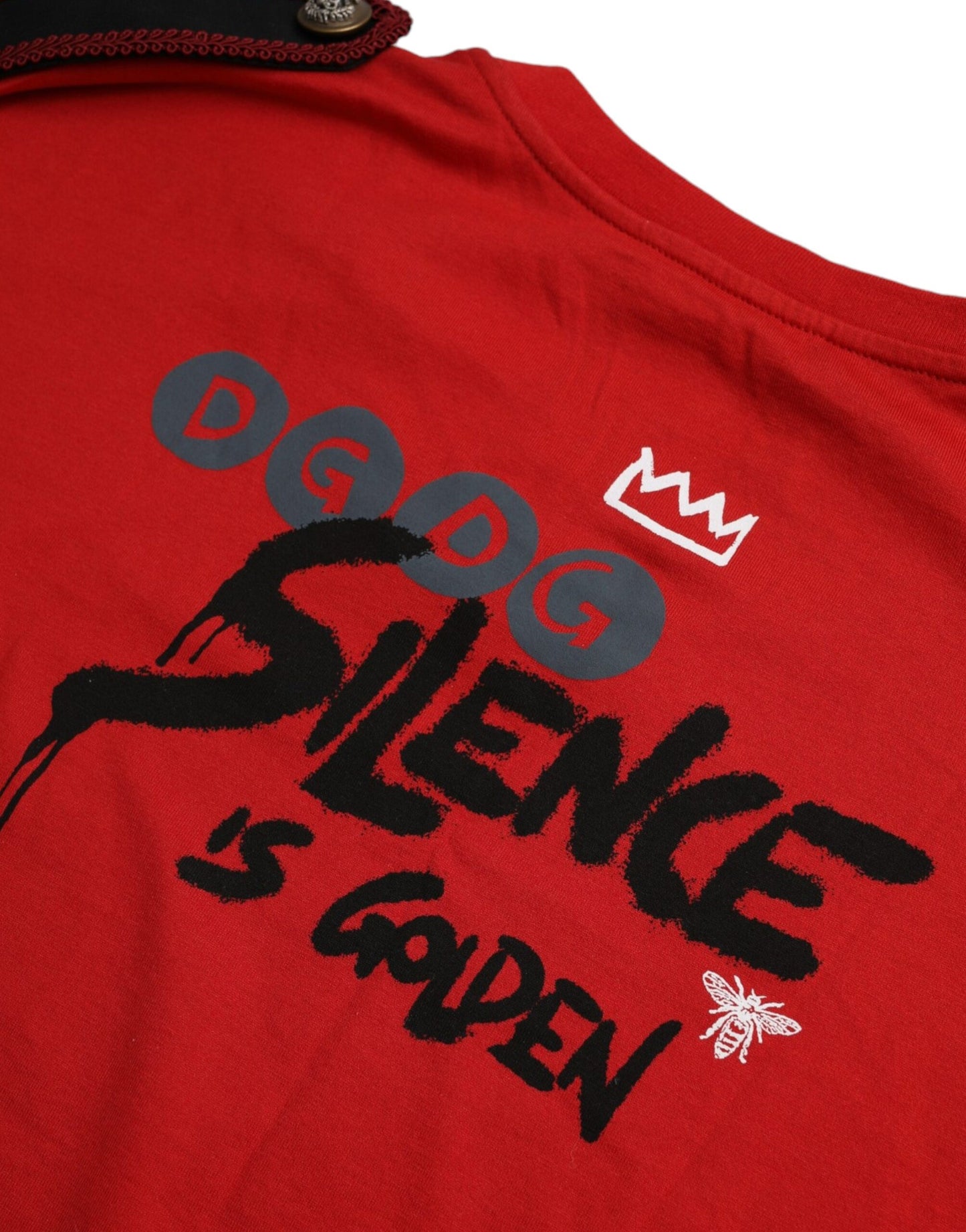 Camiseta de algodón roja con cuello redondo y estampado gráfico