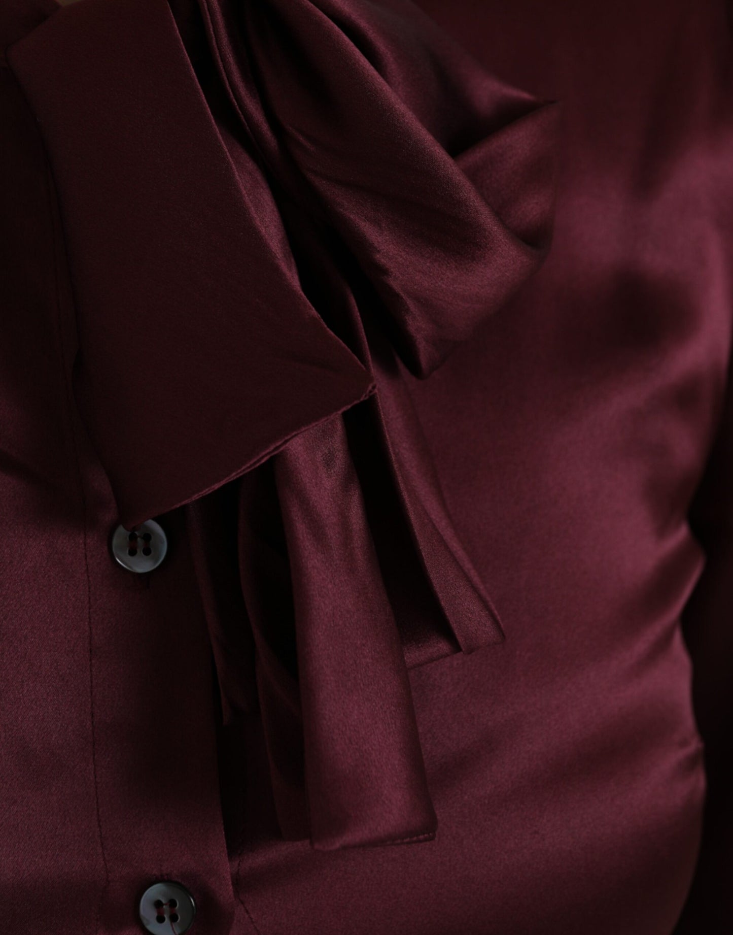 Blusa de manga larga con cuello Ascot color granate